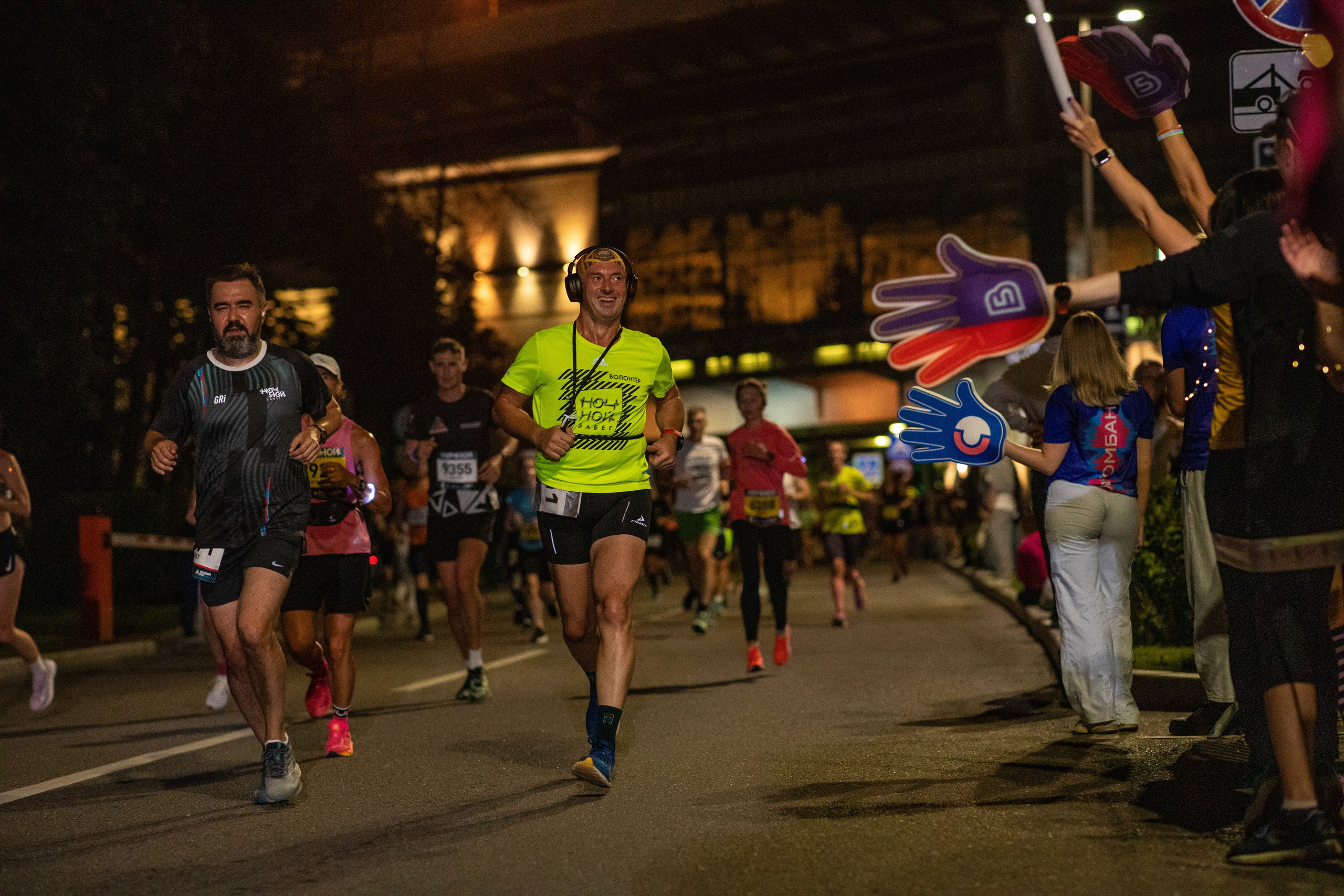 Ночной забег в ленте фотографий бегунов 03.08.24. Фотограф Сергей Ловкий