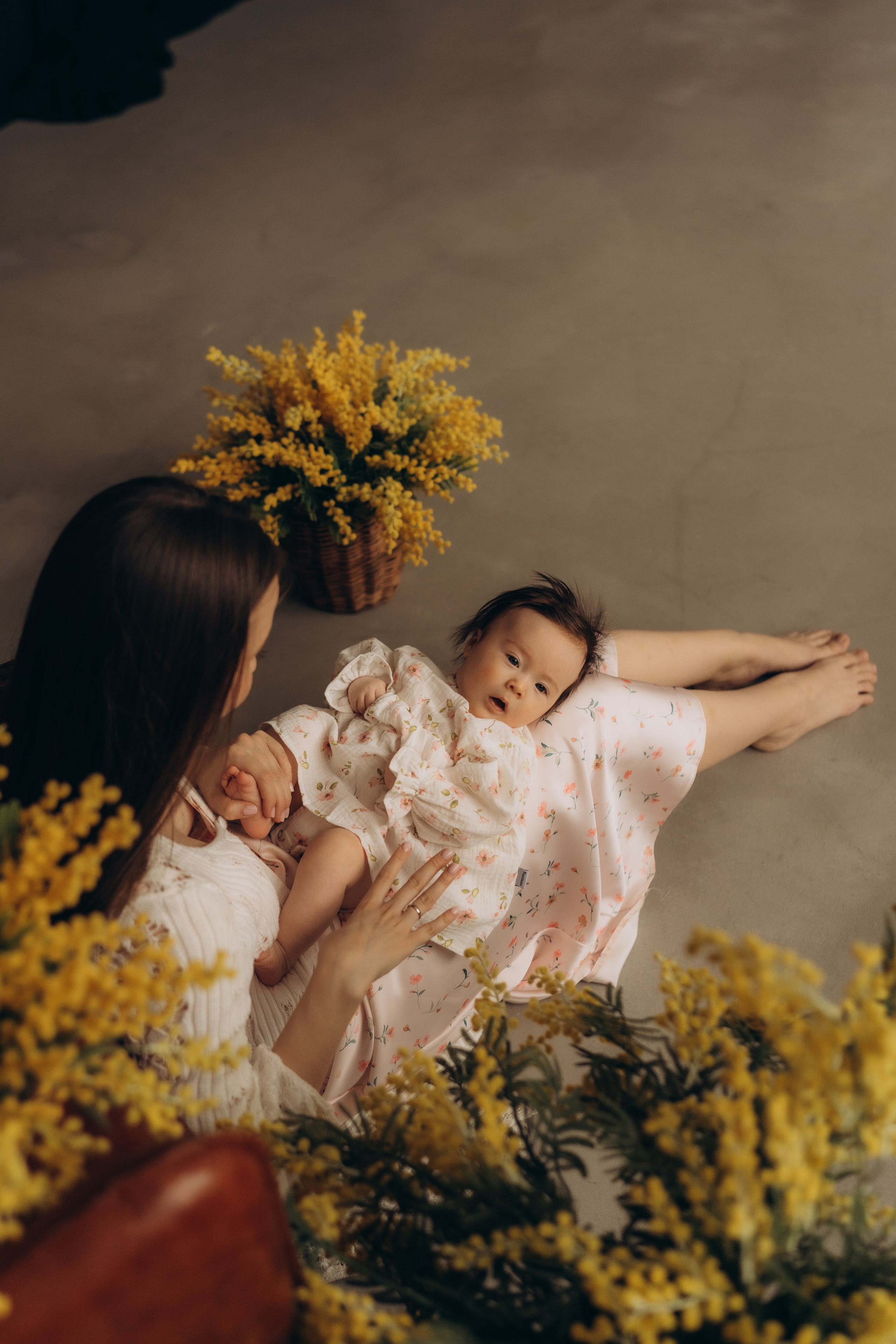 Мама с дочкой и мимозы. Семейный фотограф в Казани