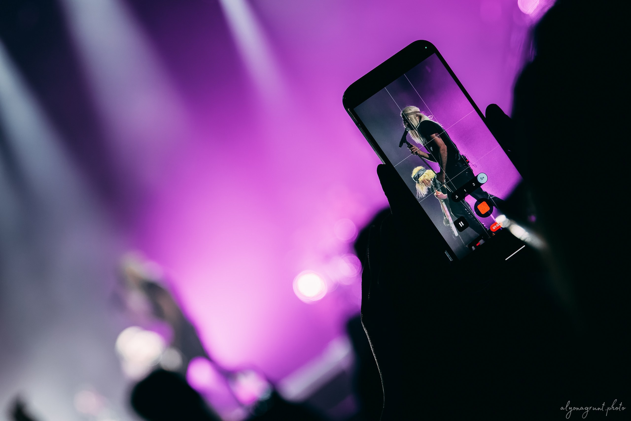 Багровый Фантомас, фоторепортаж, СПб, BASE, 14.12.2025. Алена Адрианова: фотограф в Санкт-Петербурге