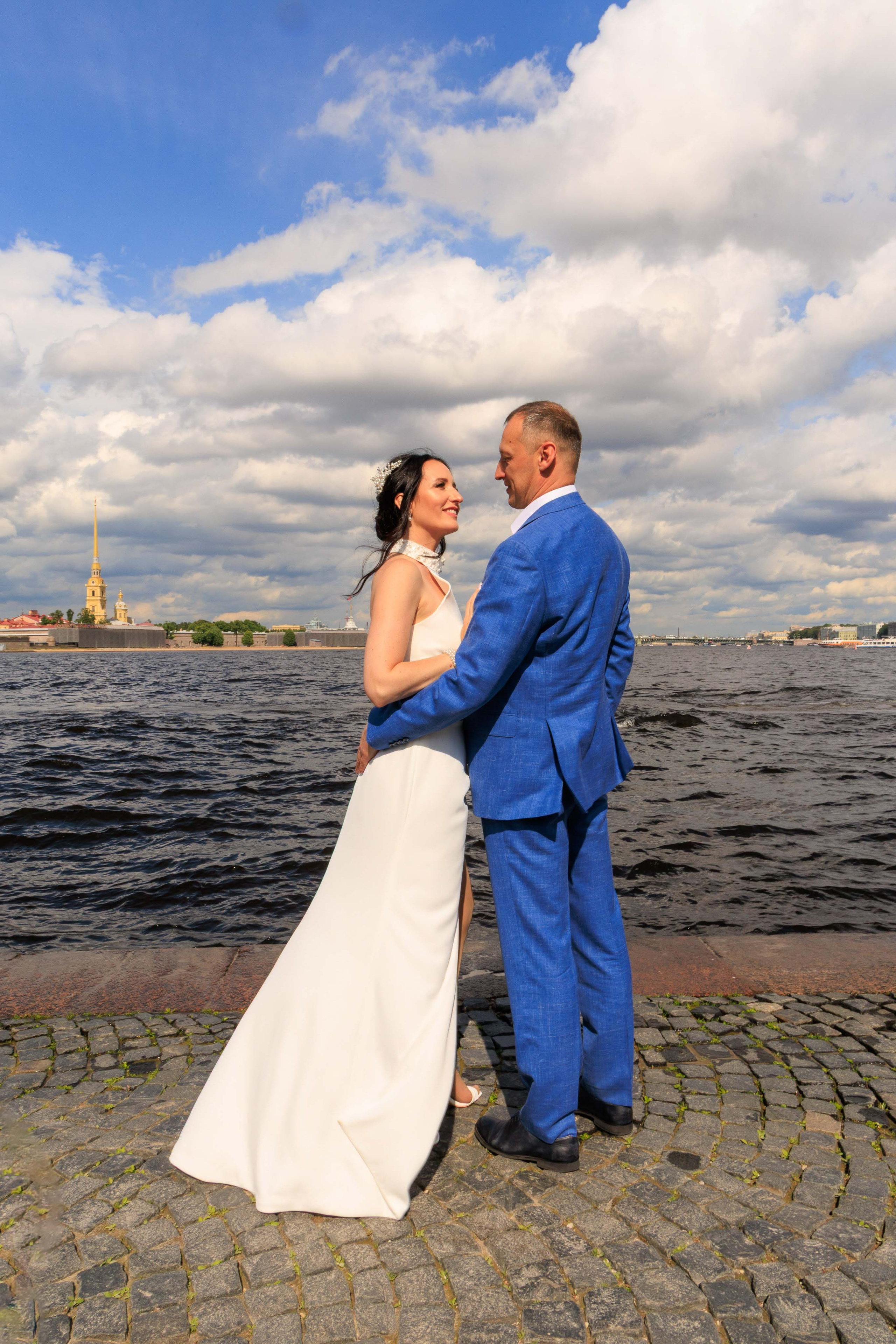 Свадебные фотографии на фоне разводных мостов в белые ночи.