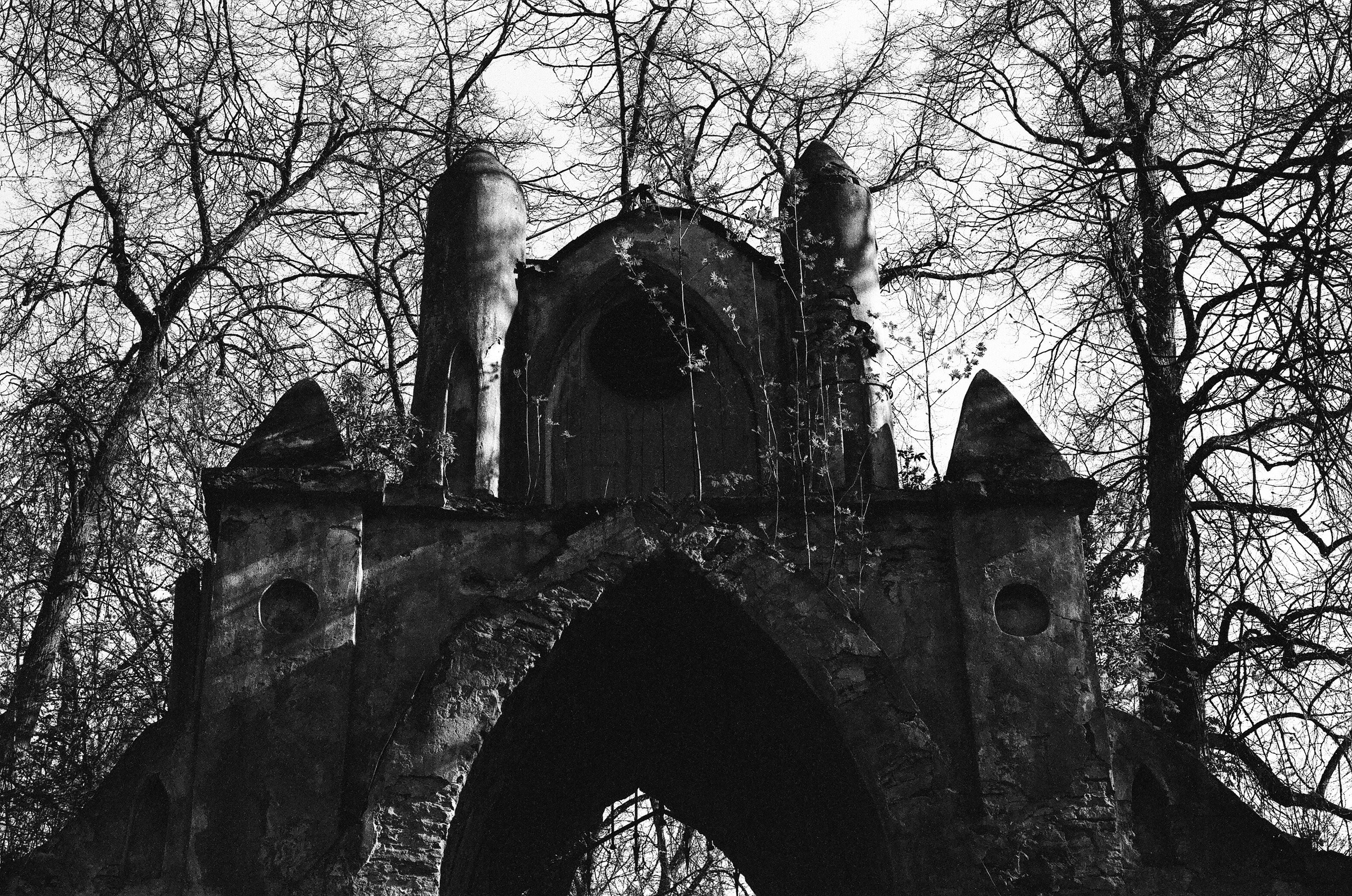 Юлиана в Готических воротах Демидовского парка. Мари Линёк-Стельмах Фотохудожник Санкт-Петербург/Урал