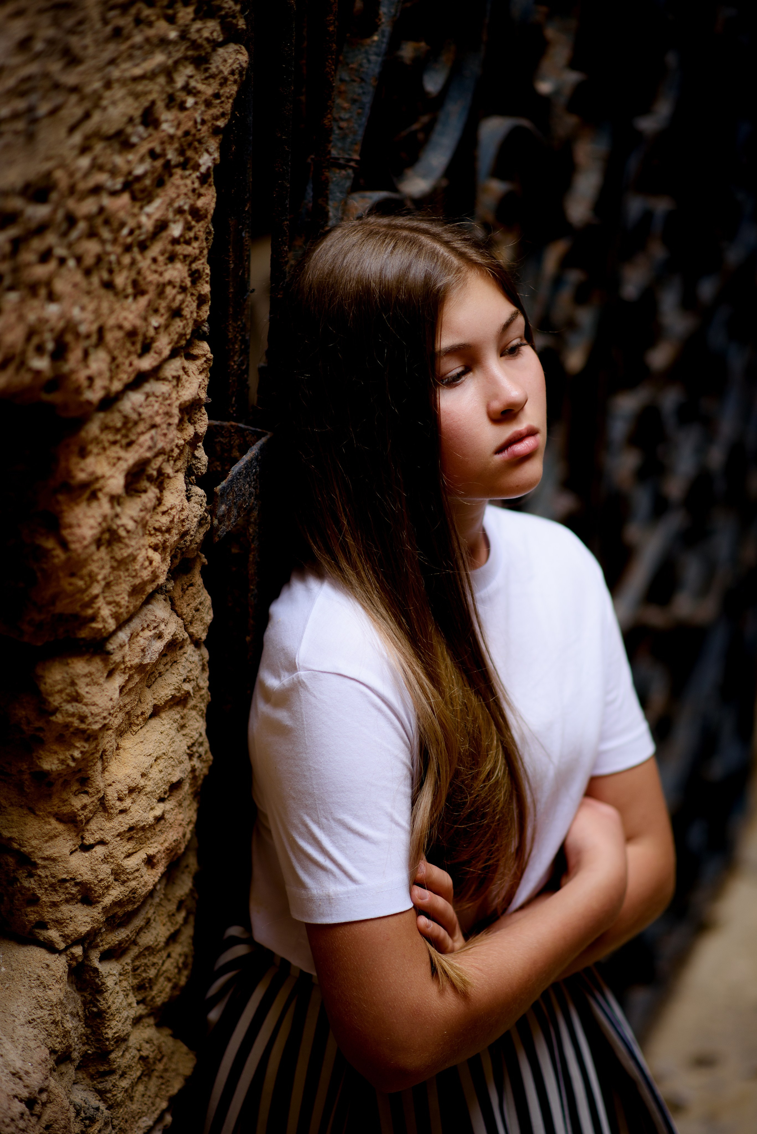 Фотосессия девочки подростка в старом городе. Главная
