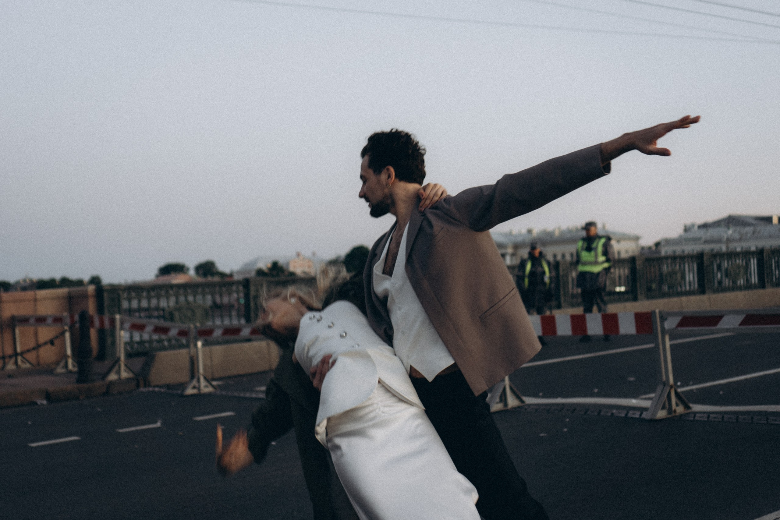 СВАДЕБНАЯ СЬЕМКА ПАРЫ НА РАССВЕТЕ В БЕЛЫЕ НОЧИ И ПРОГУЛКА С РАЗВОДНЫМИ МОСТАМИ И ПИКНИК ВОЗЛЕ ИСАКИЕВСКОГО СОБОРА. Профессиональный фотограф, Санкт-Петербург — Виктория Богомолова