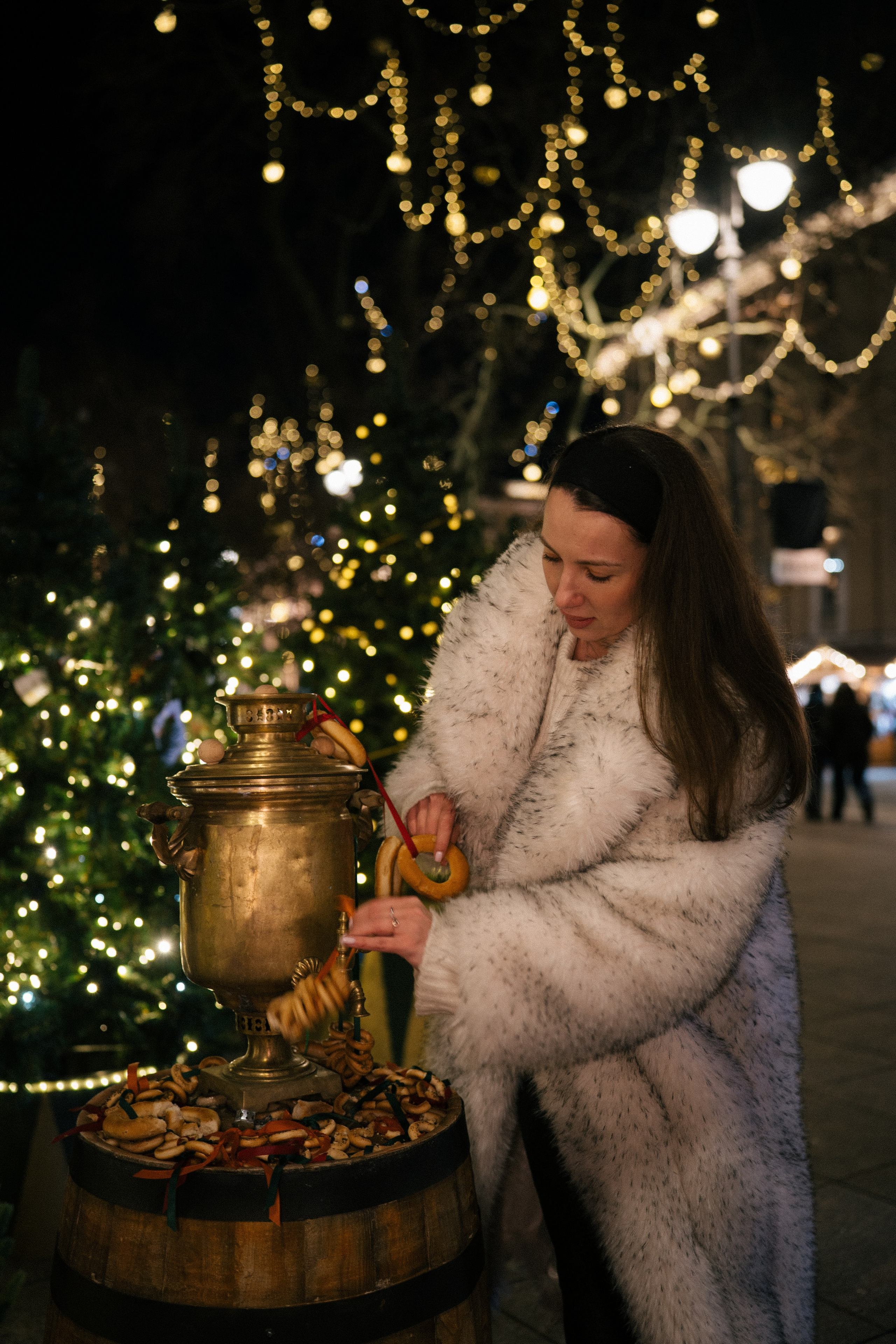 ПРОГУЛКА НА МАНЕЖНОЙ ПЛОЩАДИ ДЛЯ ДЕВУШКИ ПЕРЕД НОВЫМ ГОДОМ (НОВОГОДНЯЯ ФОТОСЕССИИЯ НА МАНЕЖНОЙ ПЛОЩАДИ). Профессиональный фотограф, Санкт-Петербург — Виктория Богомолова
