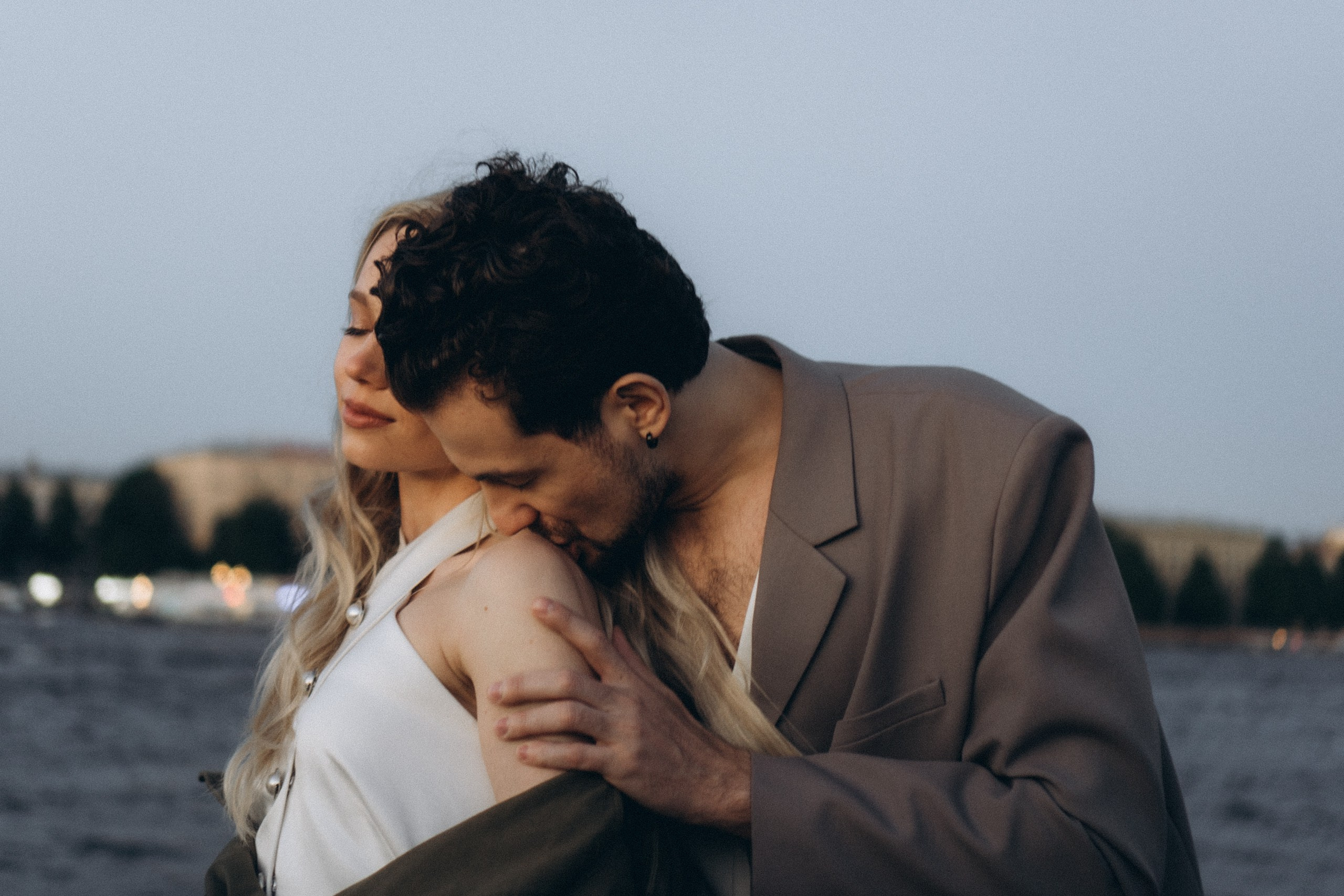 СВАДЕБНАЯ СЬЕМКА ПАРЫ НА РАССВЕТЕ В БЕЛЫЕ НОЧИ И ПРОГУЛКА С РАЗВОДНЫМИ МОСТАМИ И ПИКНИК ВОЗЛЕ ИСАКИЕВСКОГО СОБОРА. Профессиональный фотограф, Санкт-Петербург — Виктория Богомолова