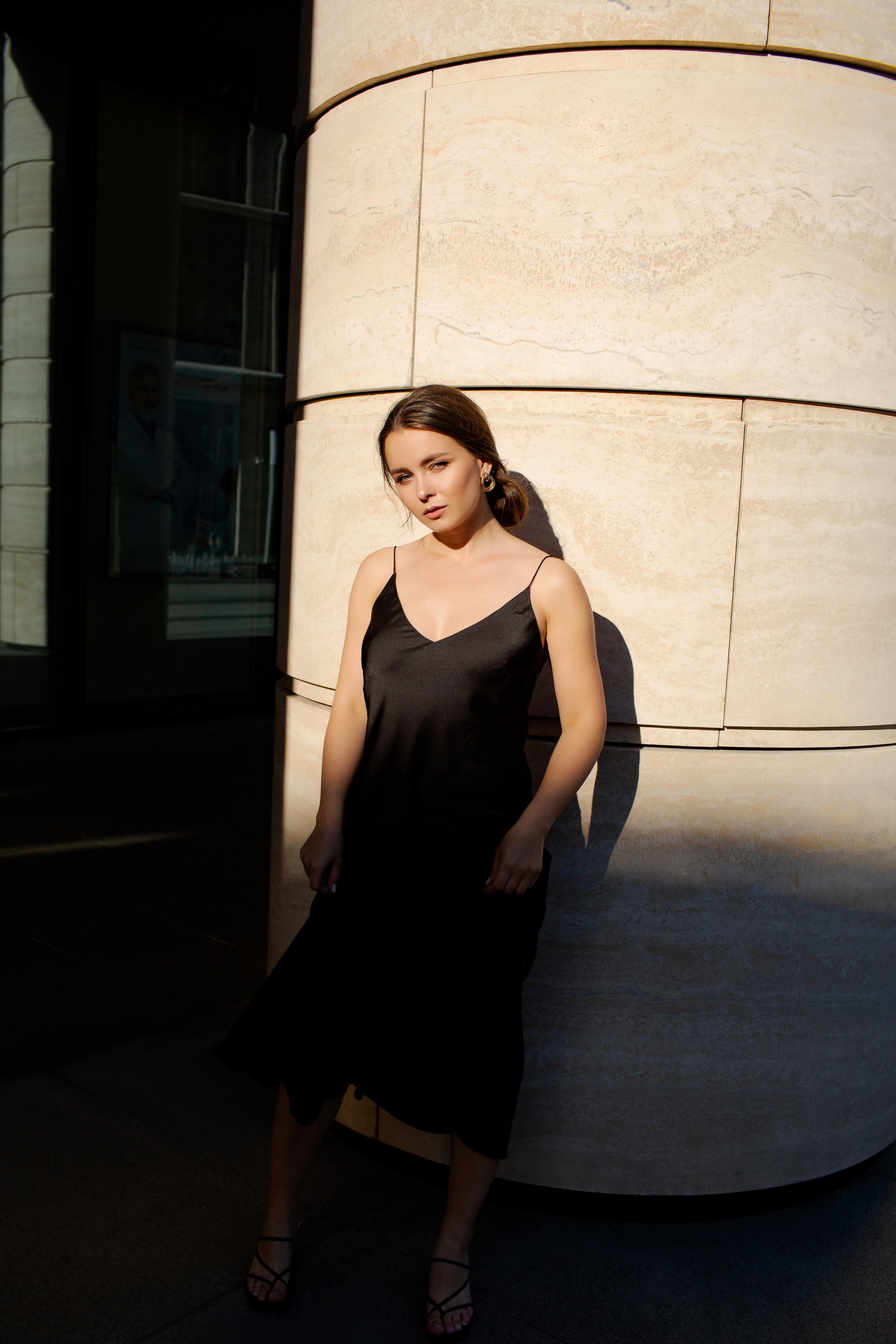 Streetstyle фотосессия девушки на фоне бизнес здания. Портретный фотограф в Санкт-Петербурге