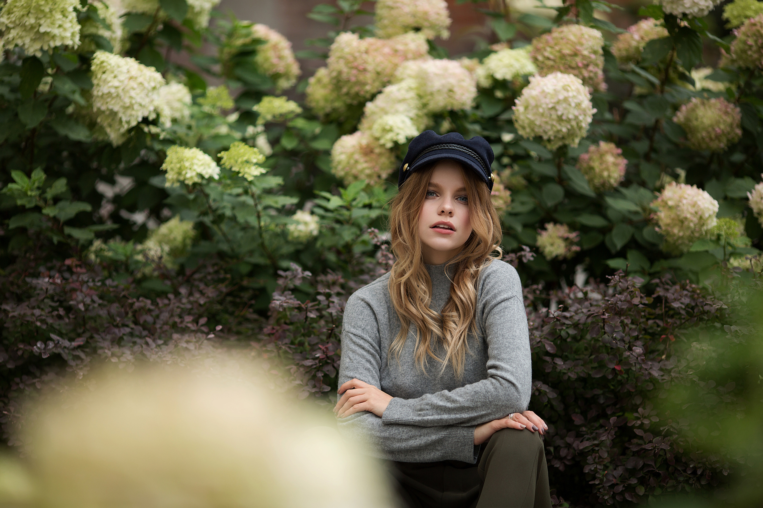 Съемка девушки в гортензиях. Портретный фотограф в Санкт-Петербурге