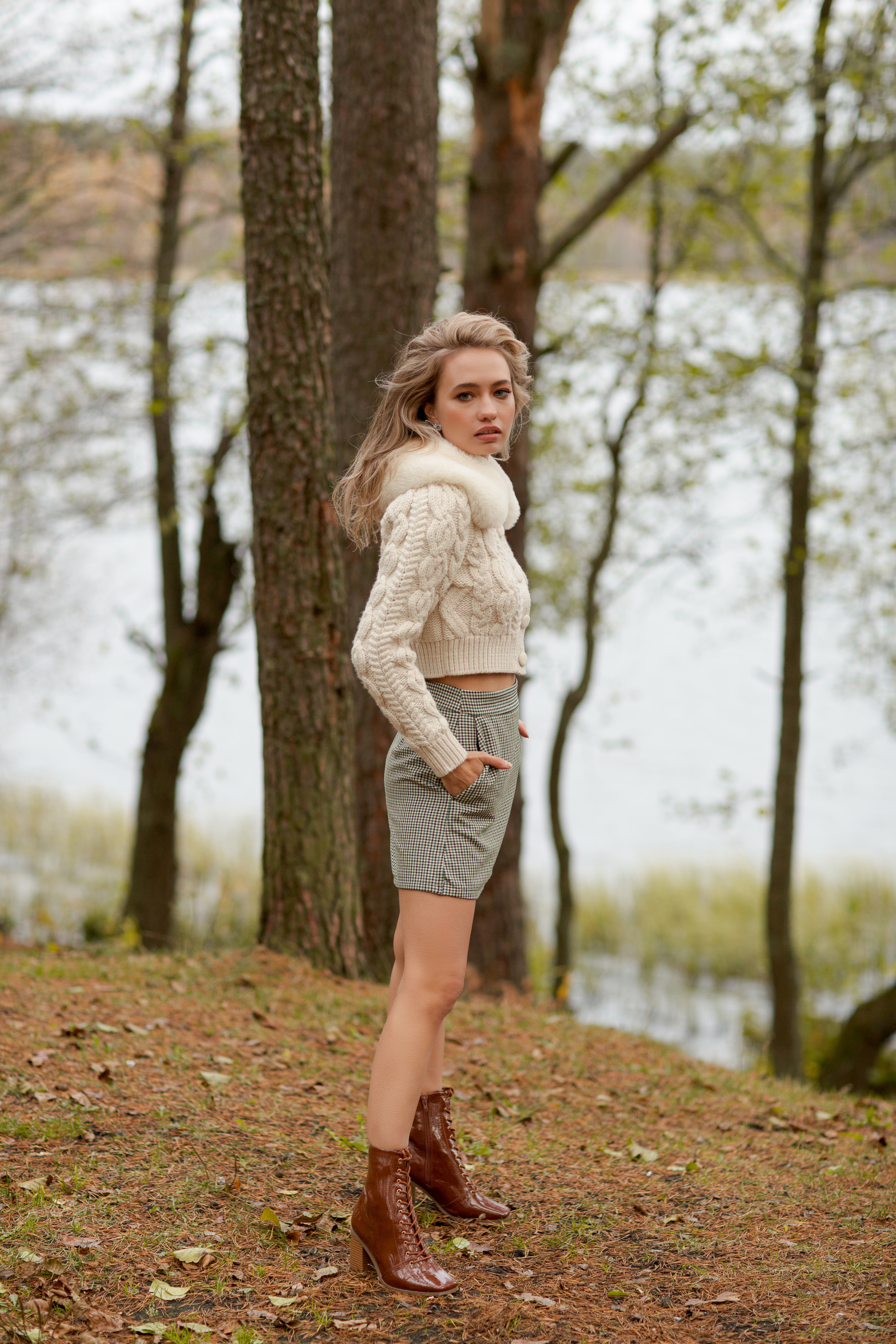 Стилизованная съемка модели в осеннем лесу и озера. Портретный фотограф в Санкт-Петербурге