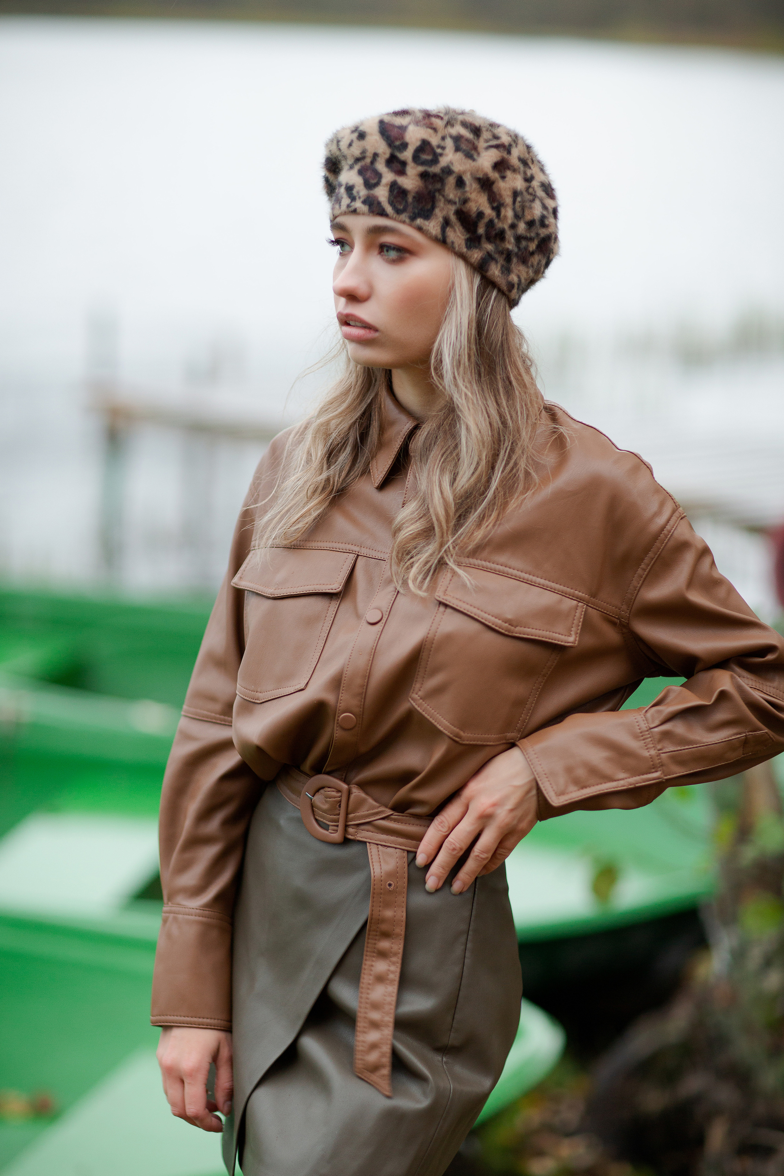 Стилизованная съемка модели в осеннем лесу и озера. Портретный фотограф в Санкт-Петербурге