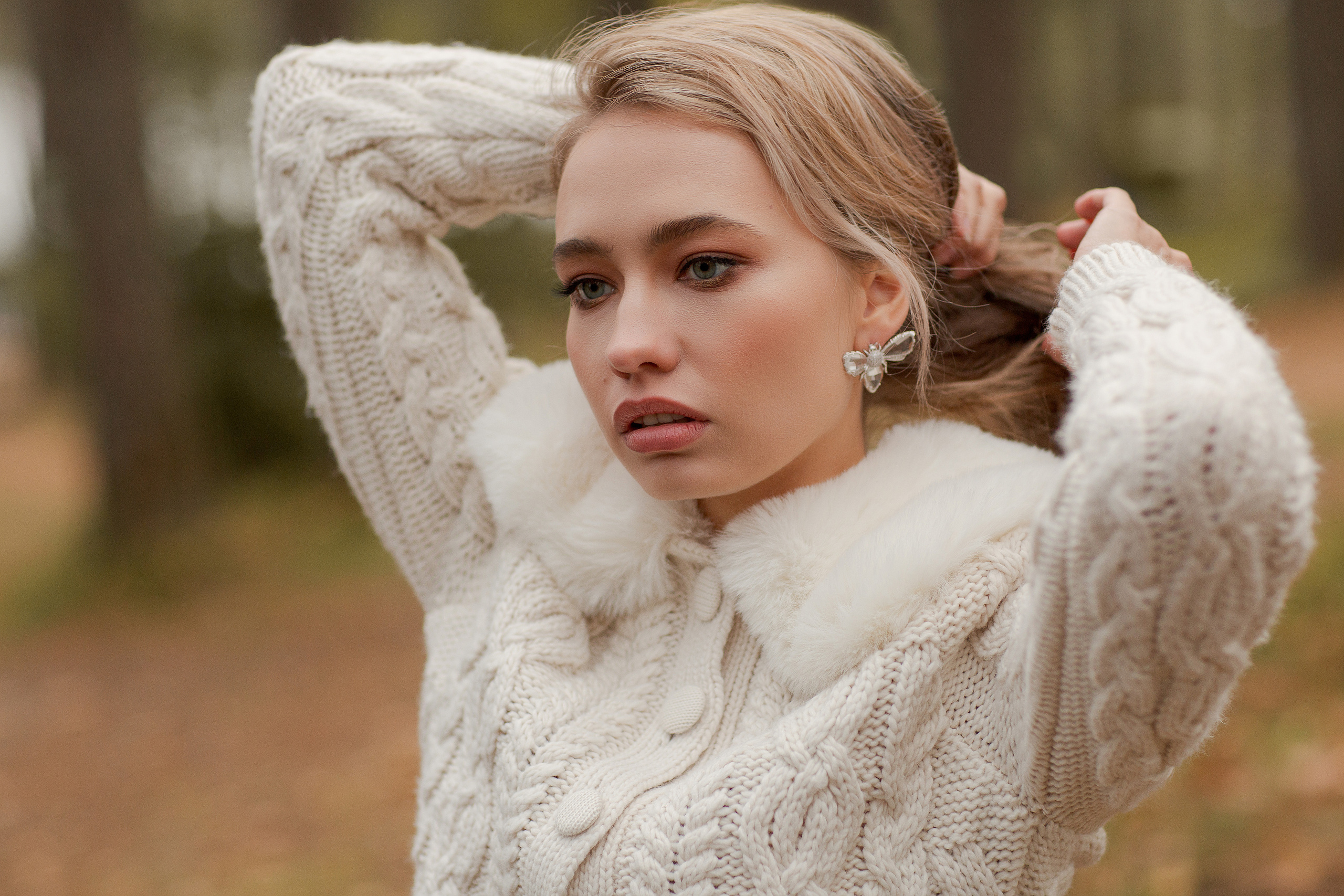 Стилизованная съемка модели в осеннем лесу и озера. Портретный фотограф в Санкт-Петербурге