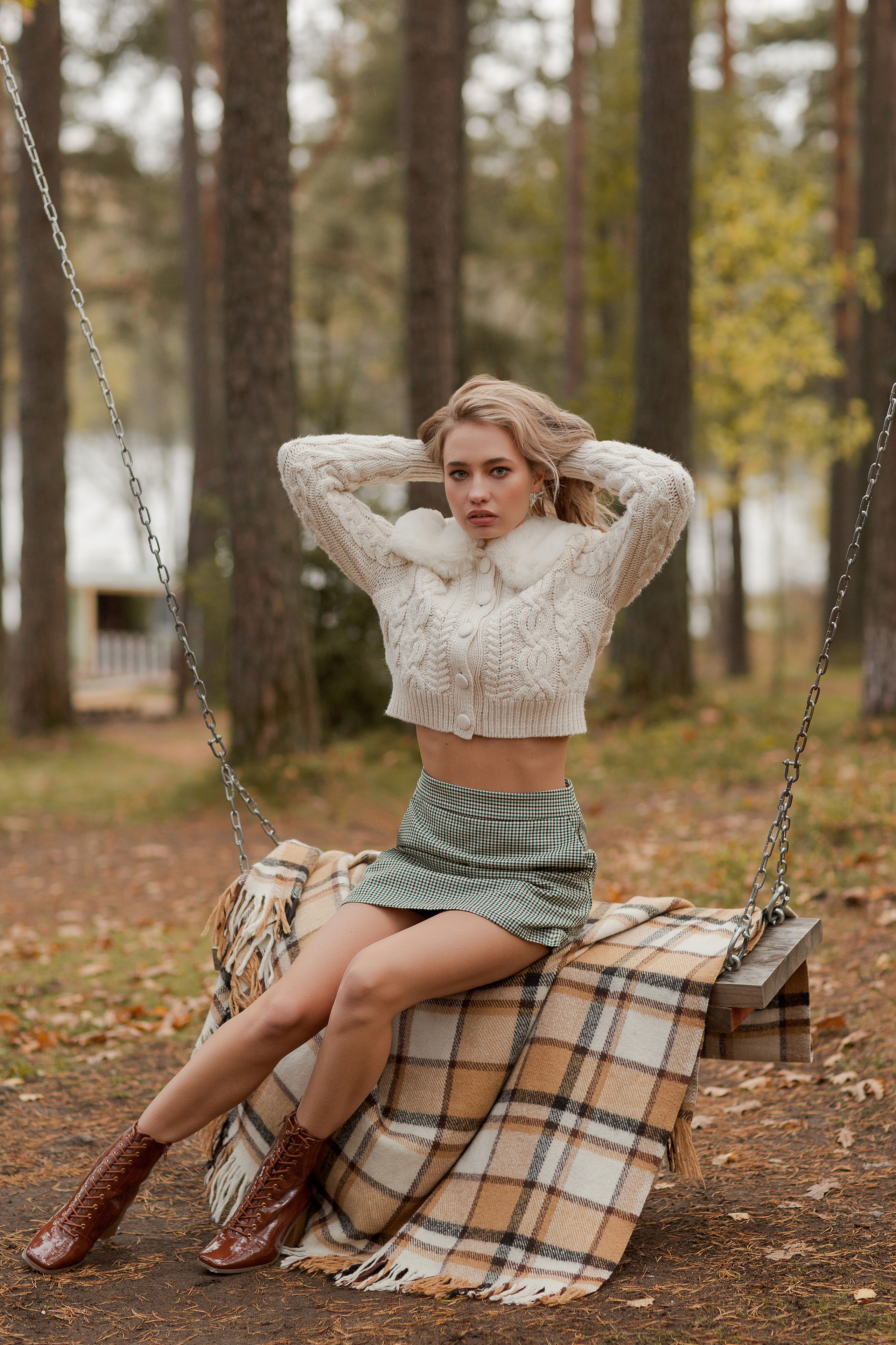 Стилизованная съемка модели в осеннем лесу и озера. Портретный фотограф в Санкт-Петербурге