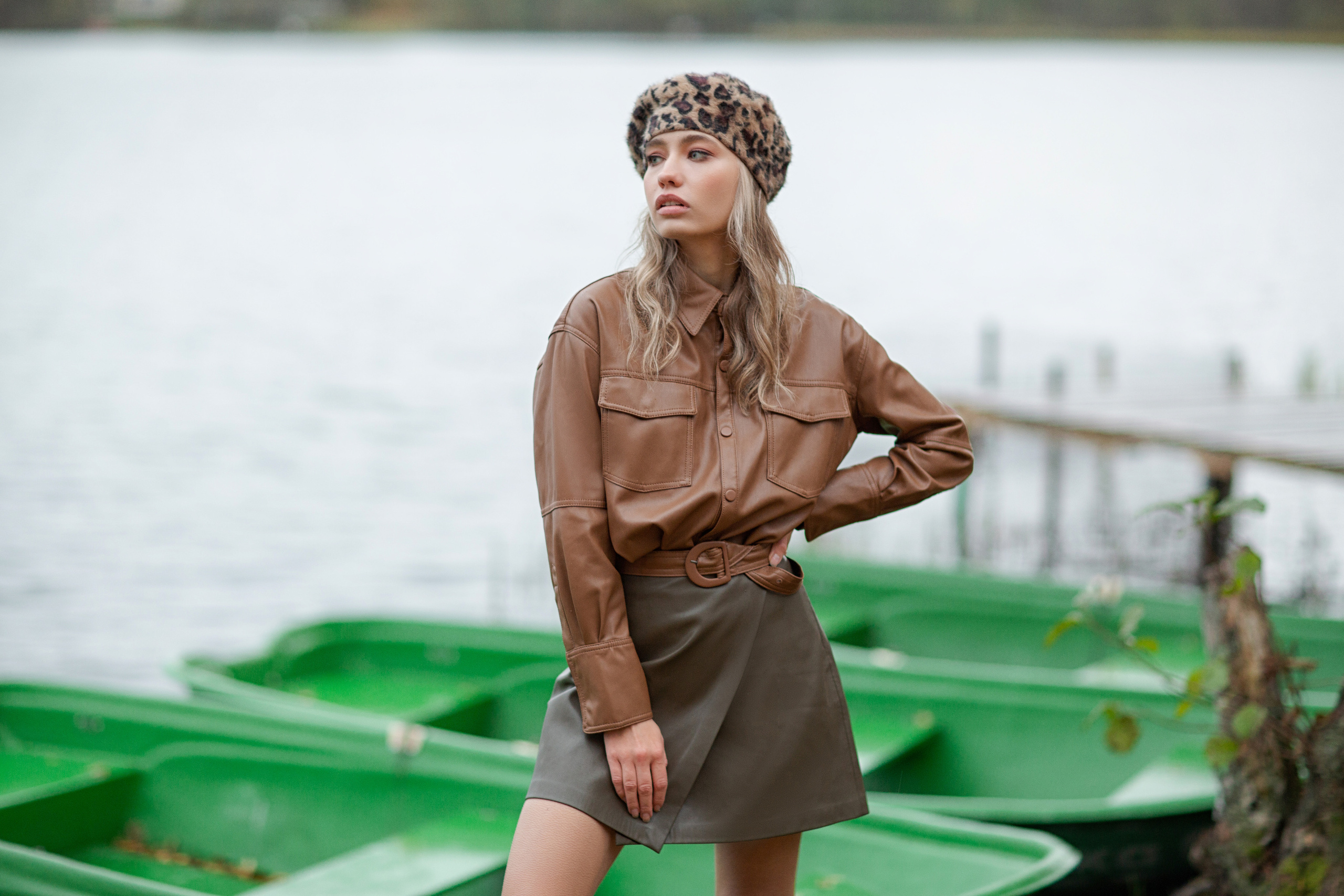 Стилизованная съемка модели в осеннем лесу и озера. Портретный фотограф в Санкт-Петербурге