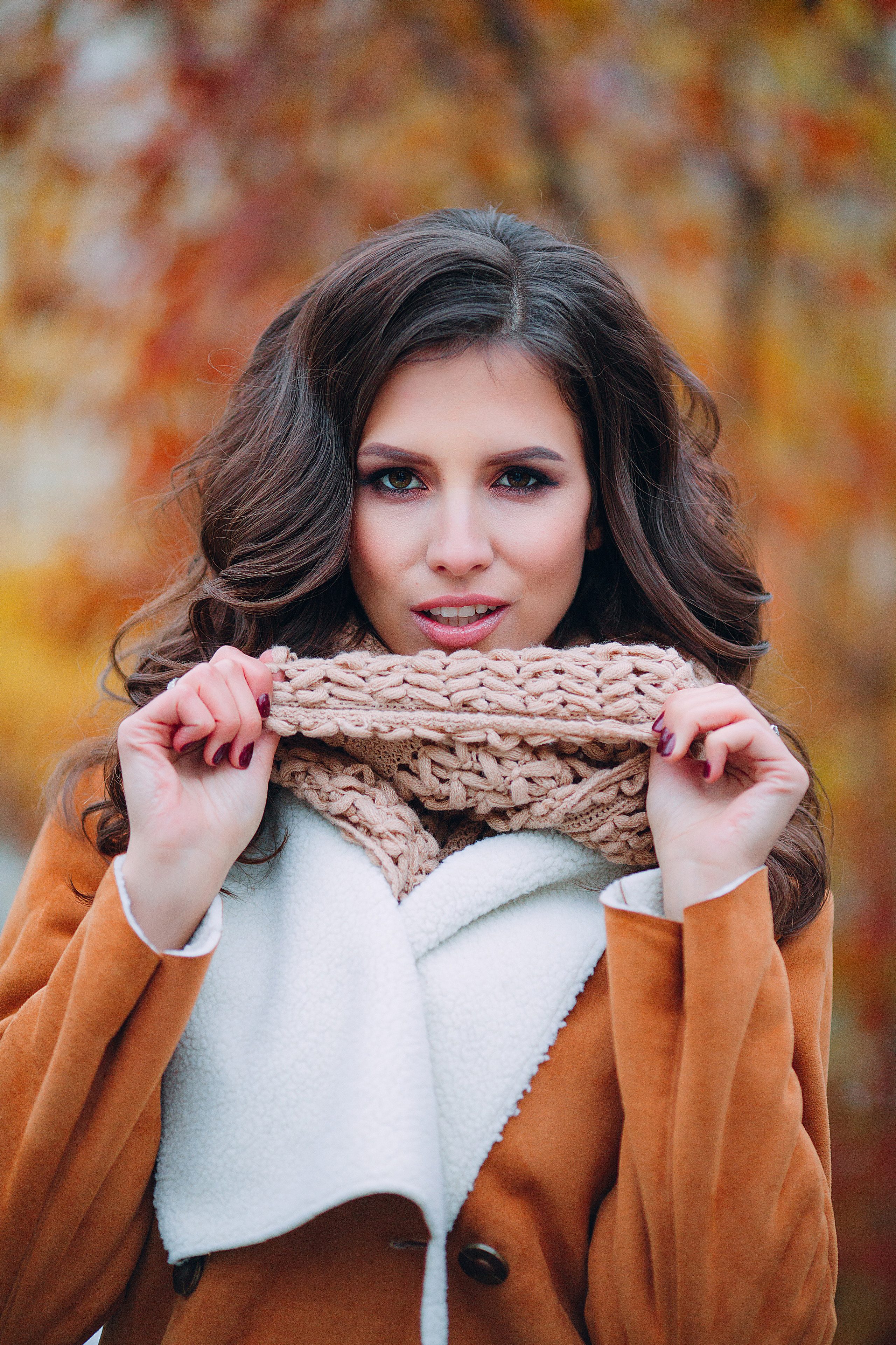 портрет на фоне красно-желтых осенних деревьев