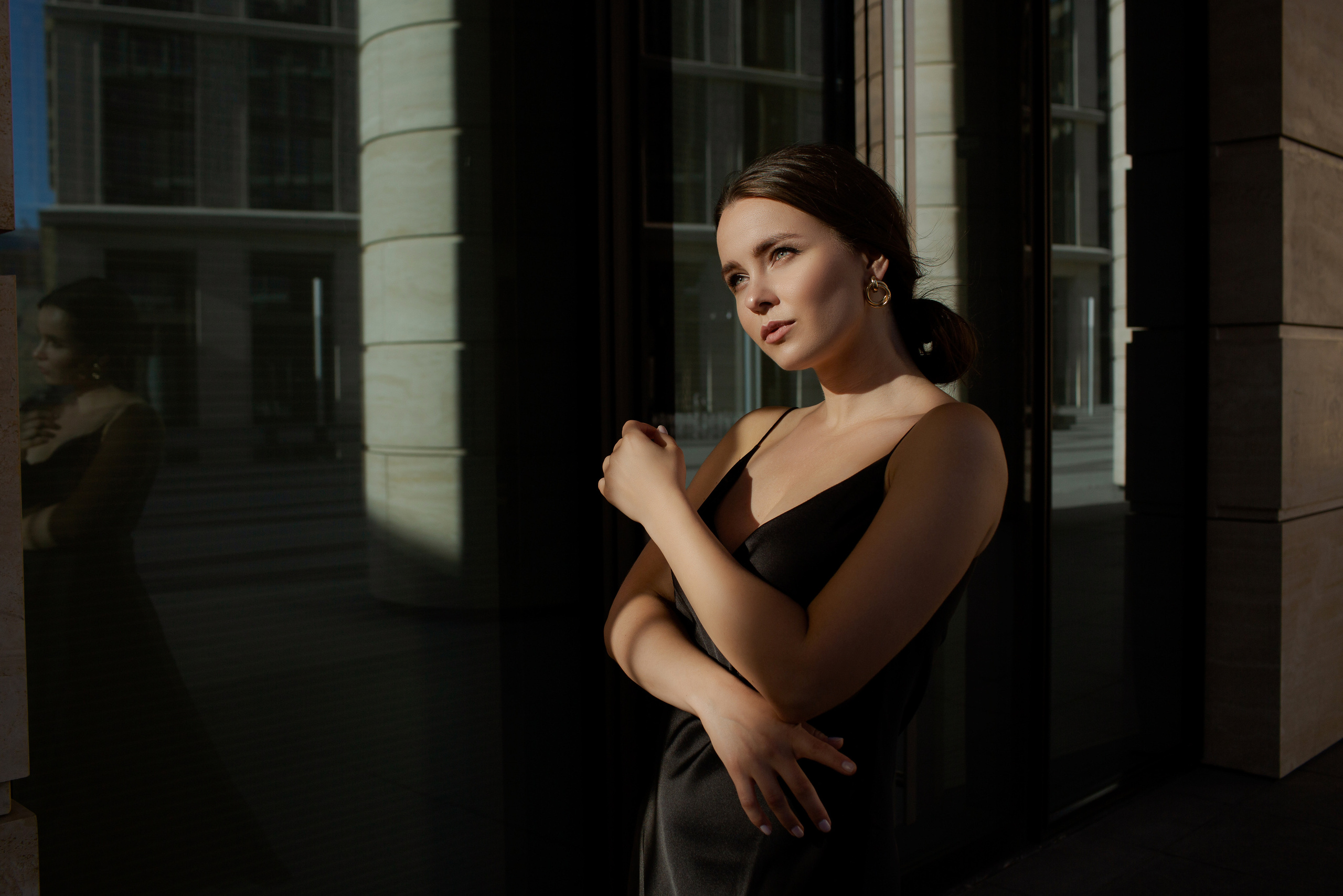 Streetstyle фотосессия девушки на фоне бизнес здания. Портретный фотограф в Санкт-Петербурге