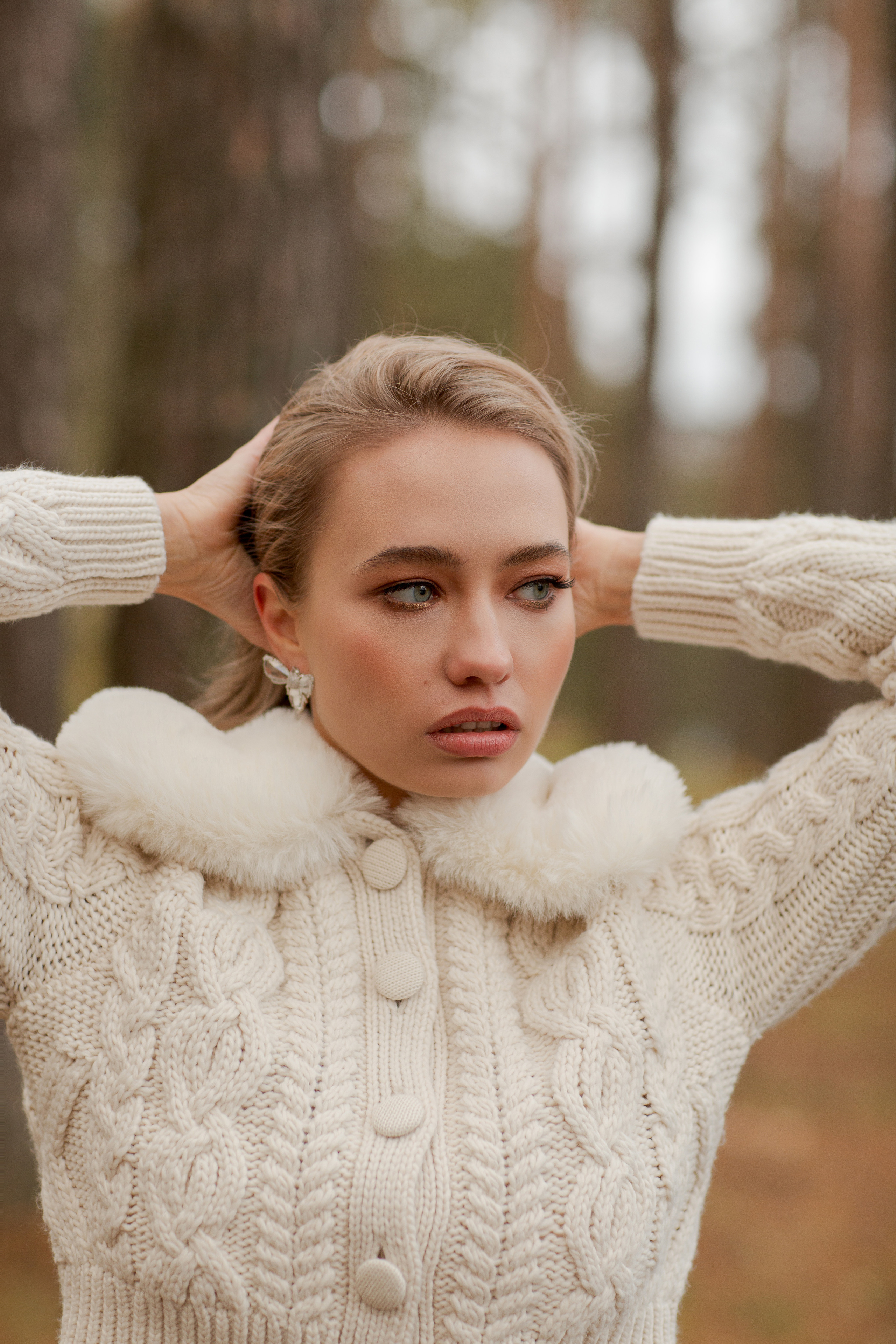 Стилизованная съемка модели в осеннем лесу и озера. Портретный фотограф в Санкт-Петербурге