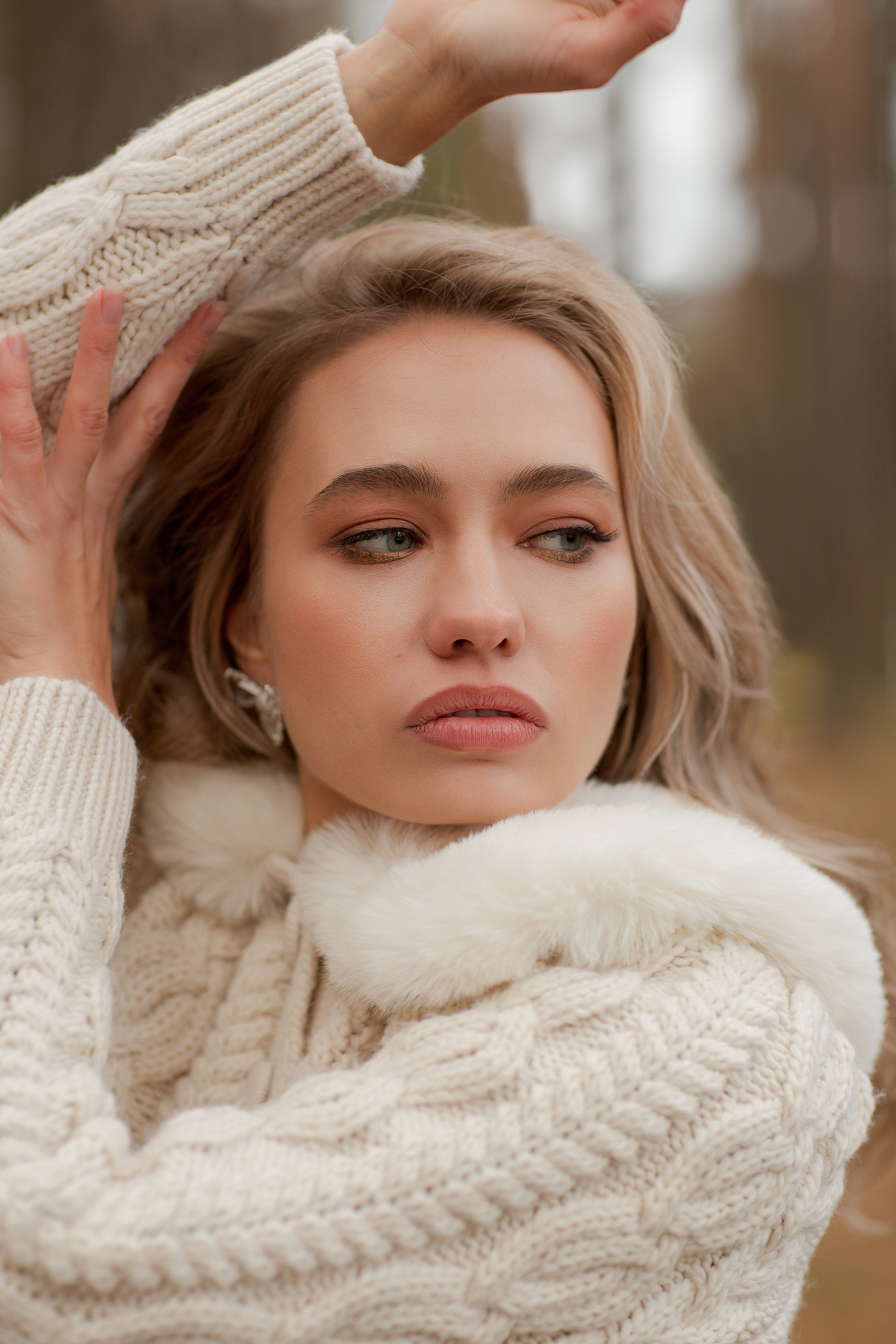 портрет девушки в лесу в уютном образе