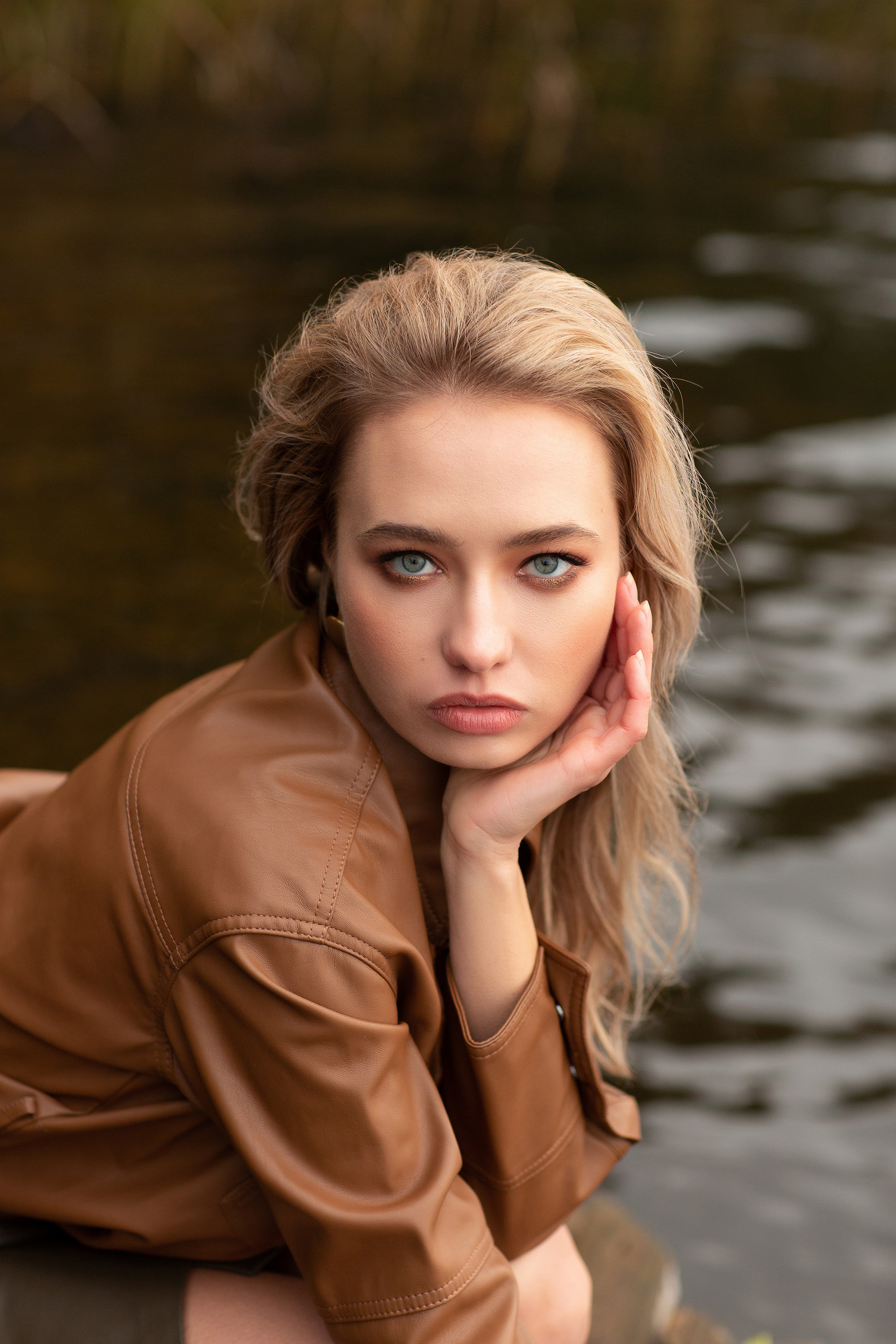 Стилизованная съемка модели в осеннем лесу и озера. Портретный фотограф в Санкт-Петербурге