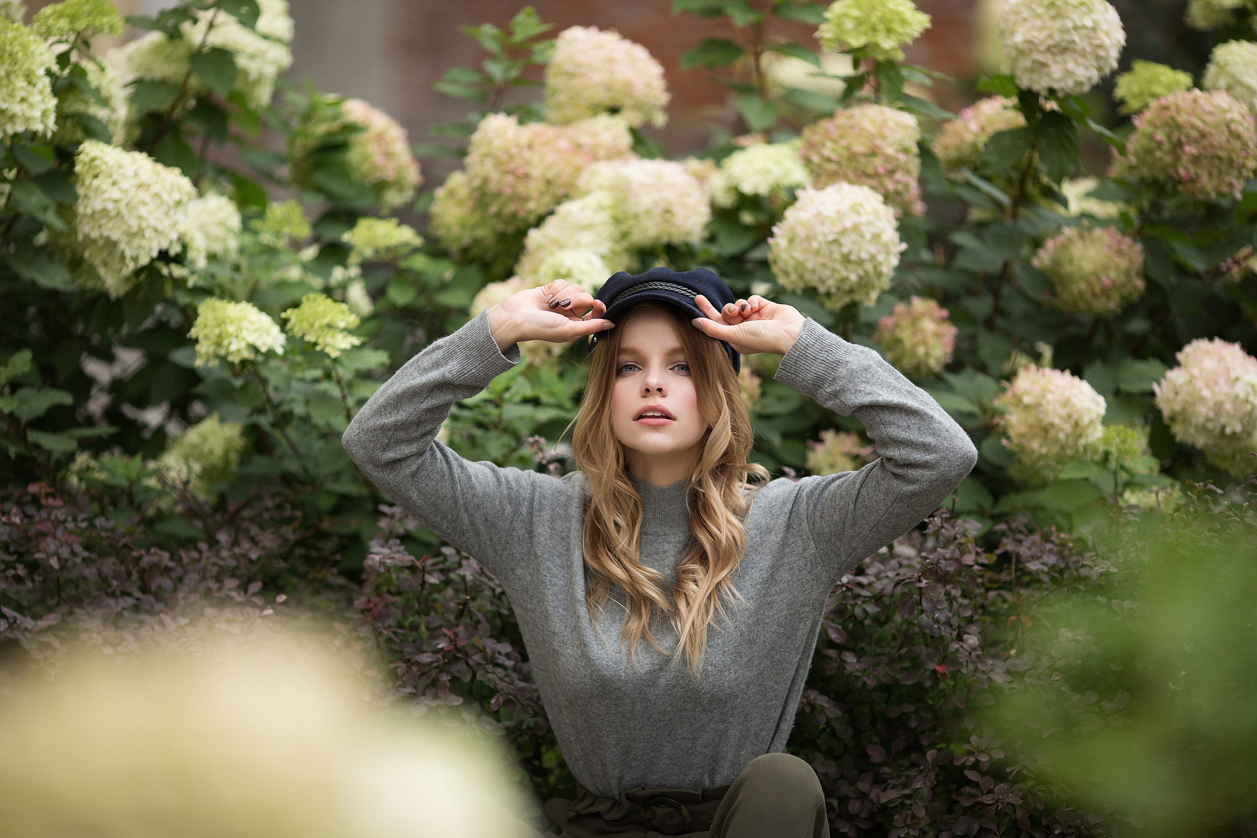 Съемка девушки в гортензиях. Портретный фотограф в Санкт-Петербурге