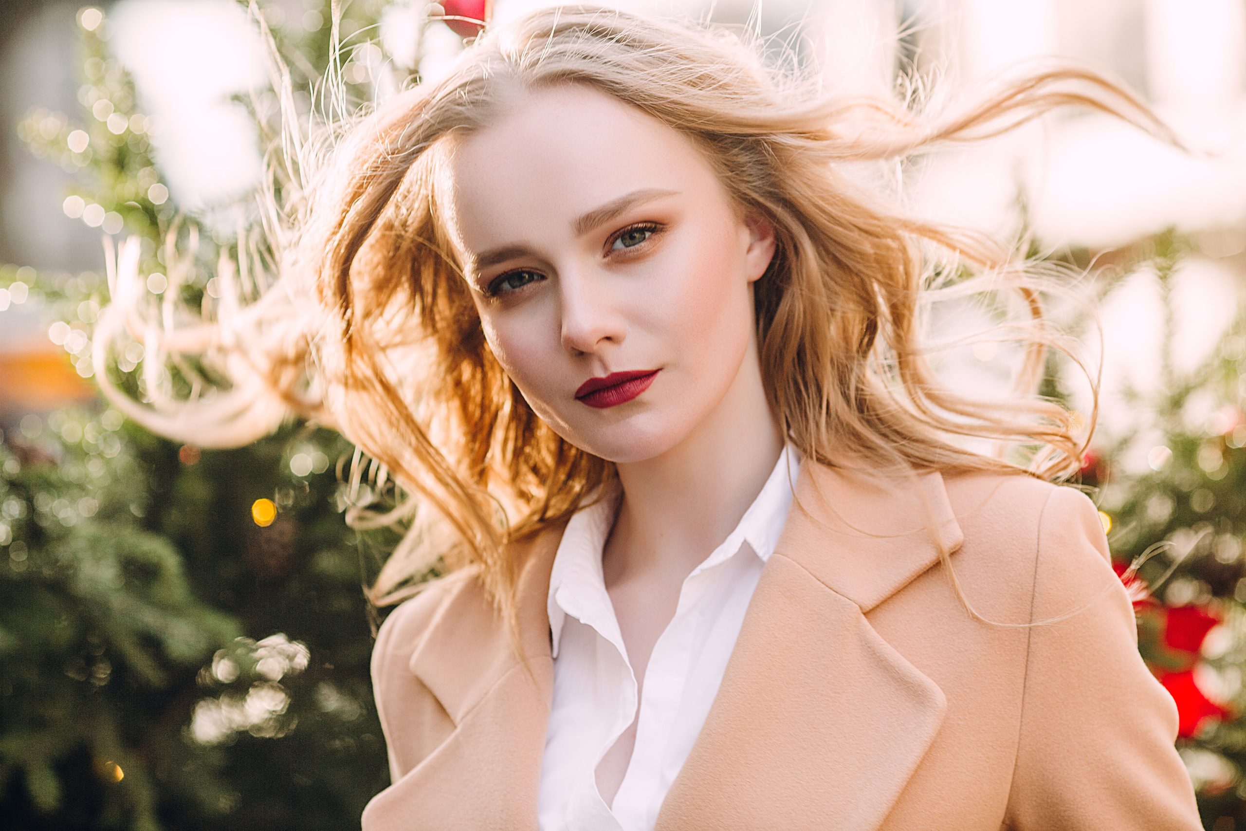 портрет светловолосой модели на улице в бежевом пальто