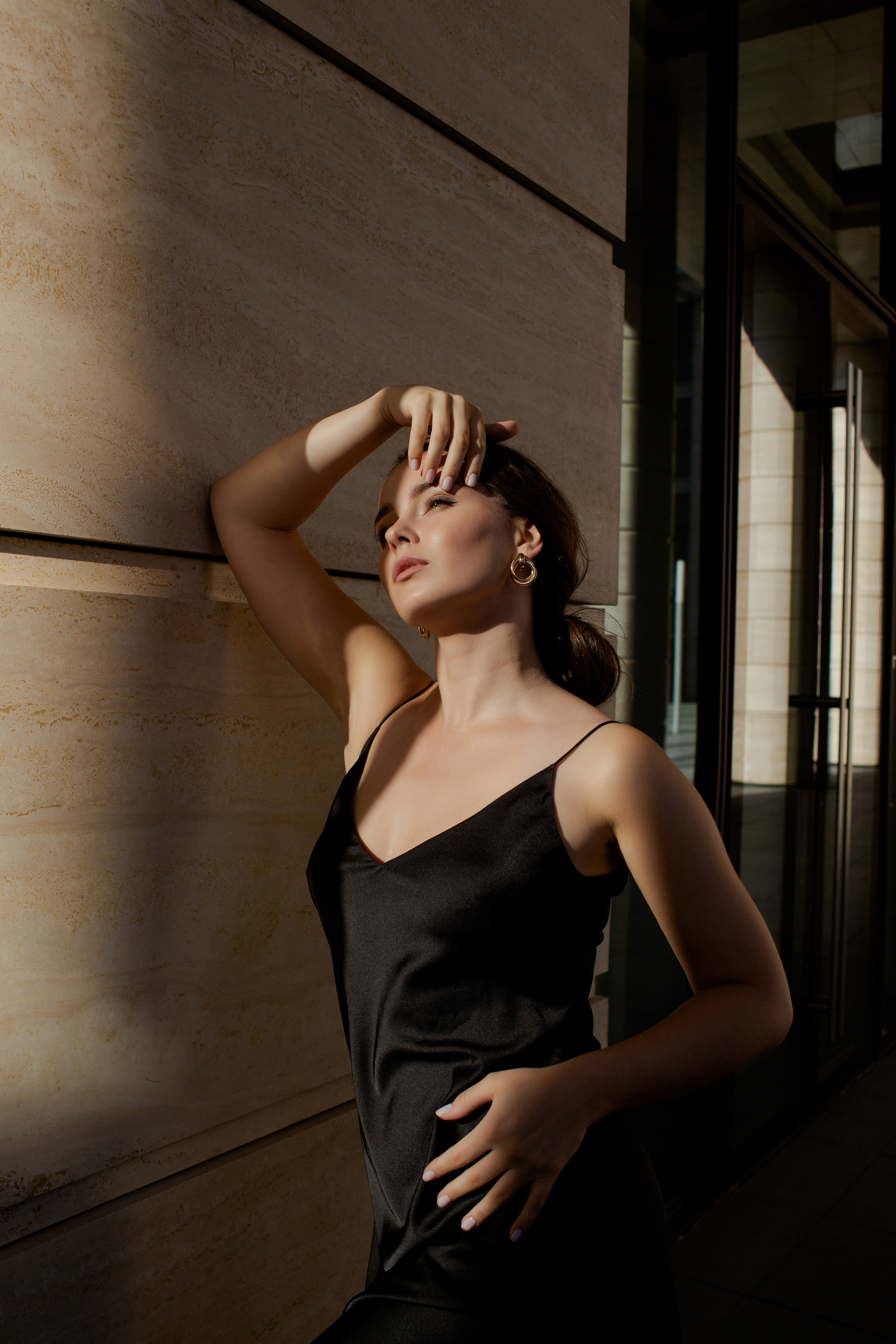 Streetstyle фотосессия девушки на фоне бизнес здания. Портретный фотограф в Санкт-Петербурге