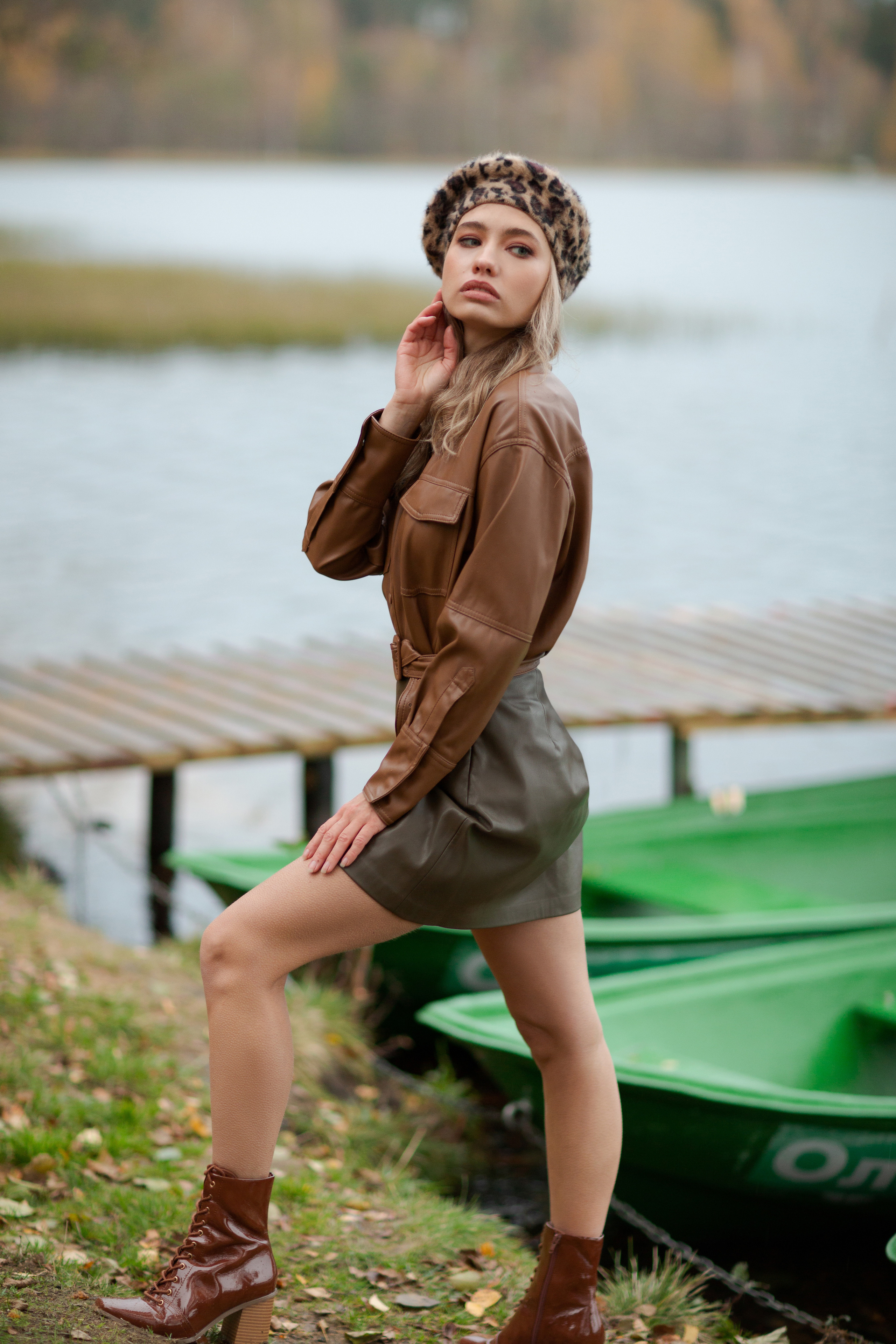 Стилизованная съемка модели в осеннем лесу и озера. Портретный фотограф в Санкт-Петербурге