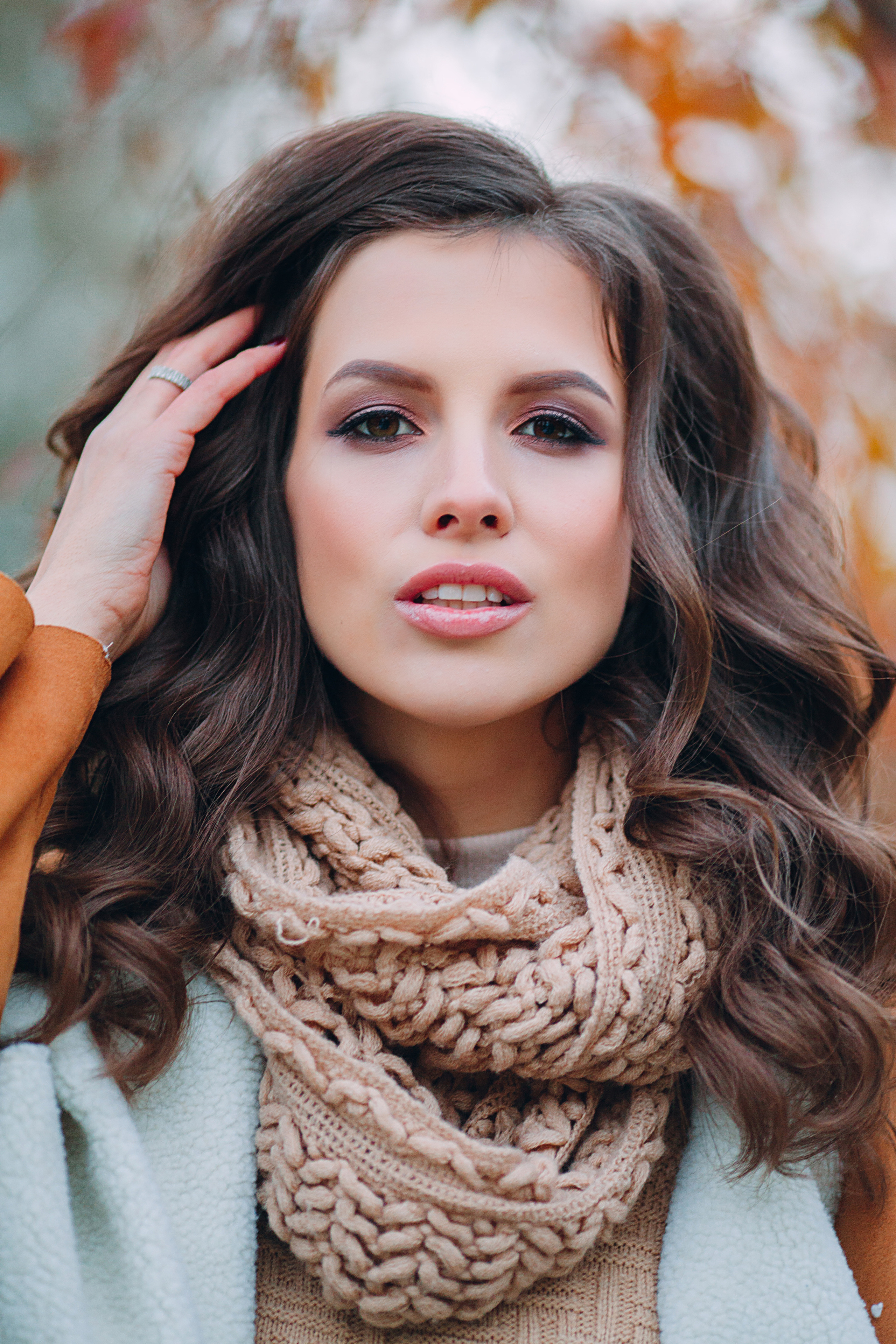 Осенняя фотосессия девушки в парке. Портретный фотограф в Санкт-Петербурге