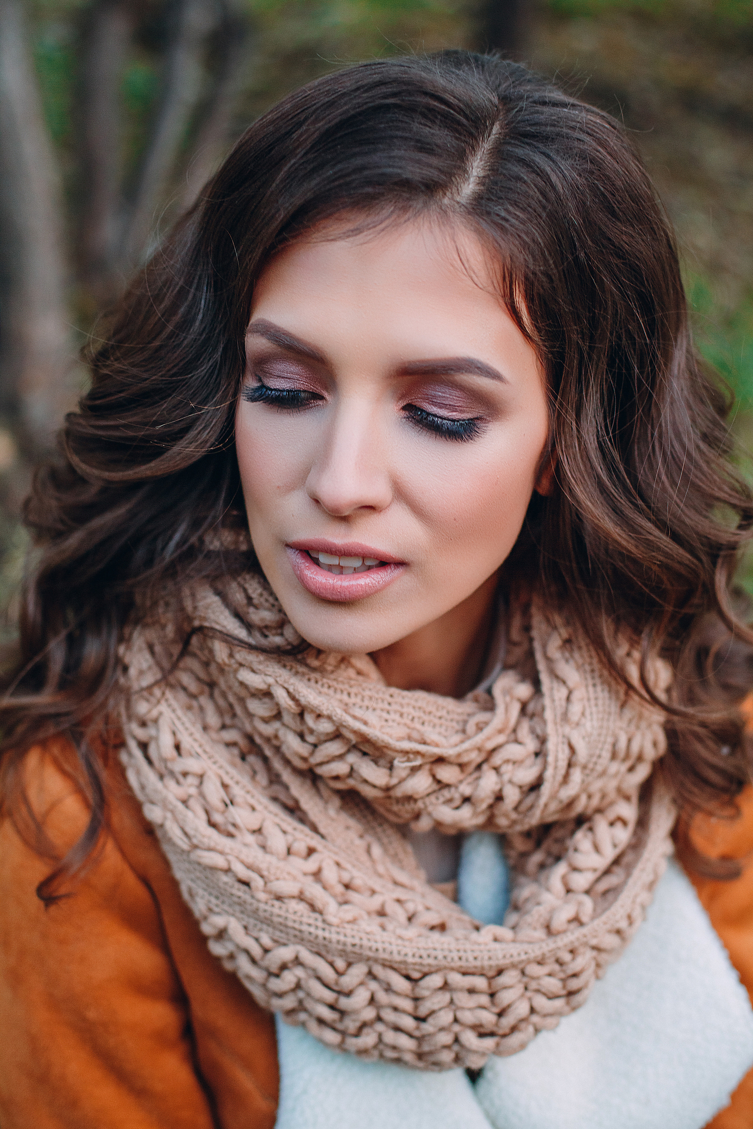 Осенняя фотосессия девушки в парке. Портретный фотограф в Санкт-Петербурге