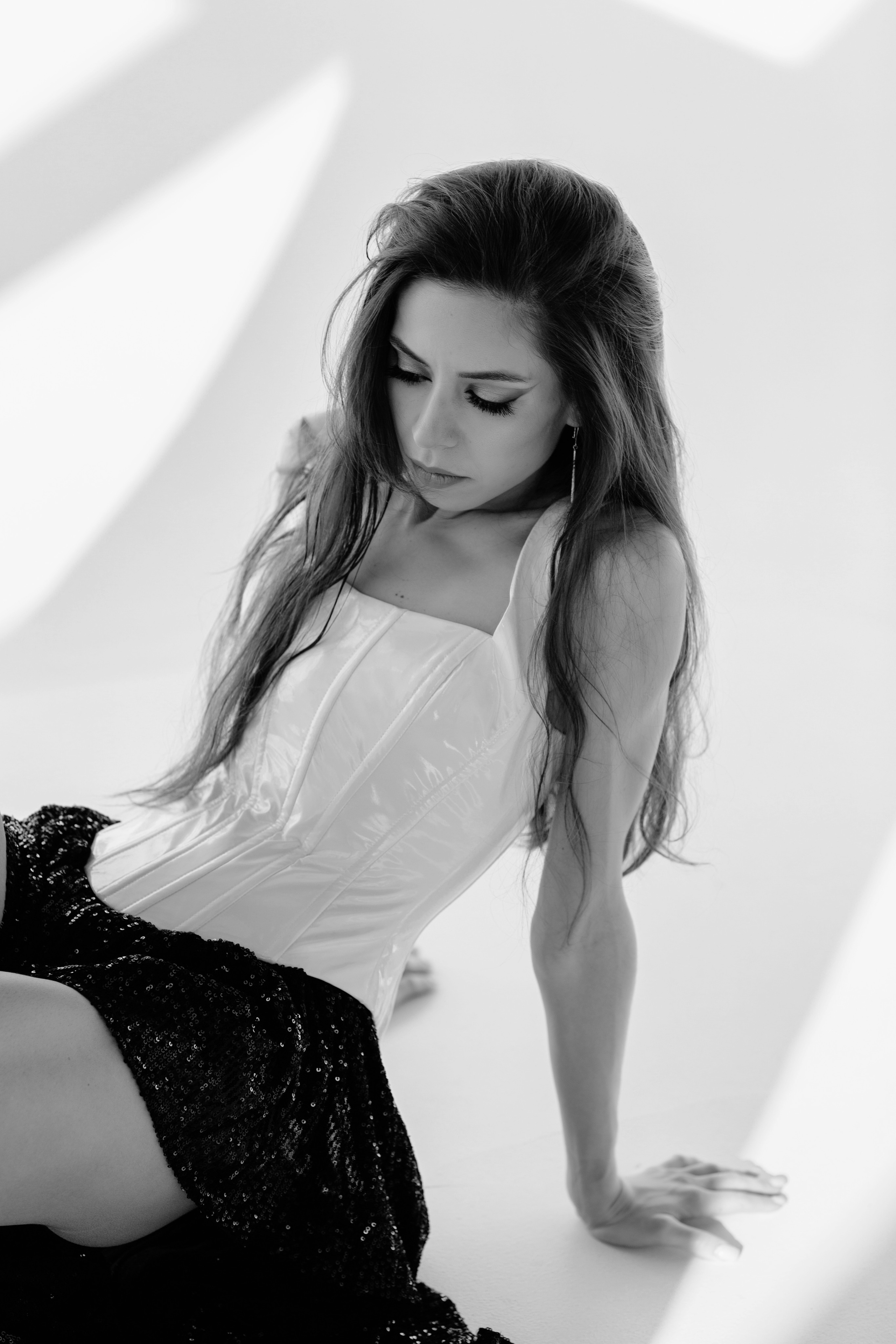 черно-белое фото балерины в фотостудии