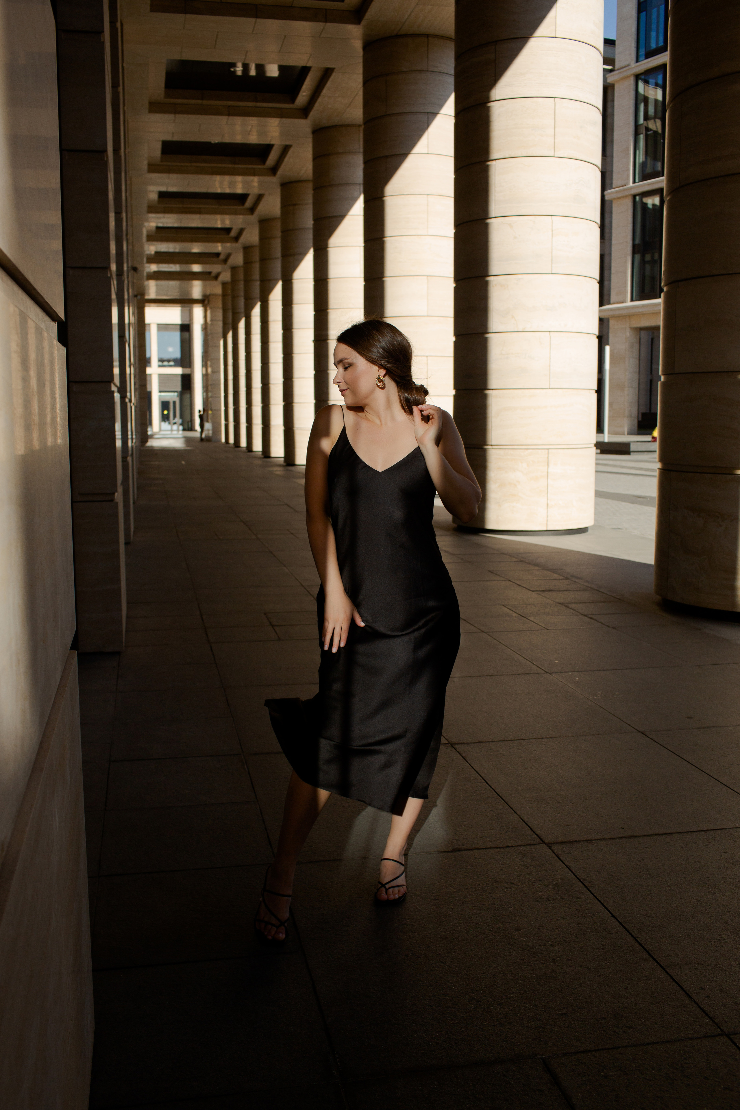 Streetstyle фотосессия девушки на фоне бизнес здания. Портретный фотограф в Санкт-Петербурге