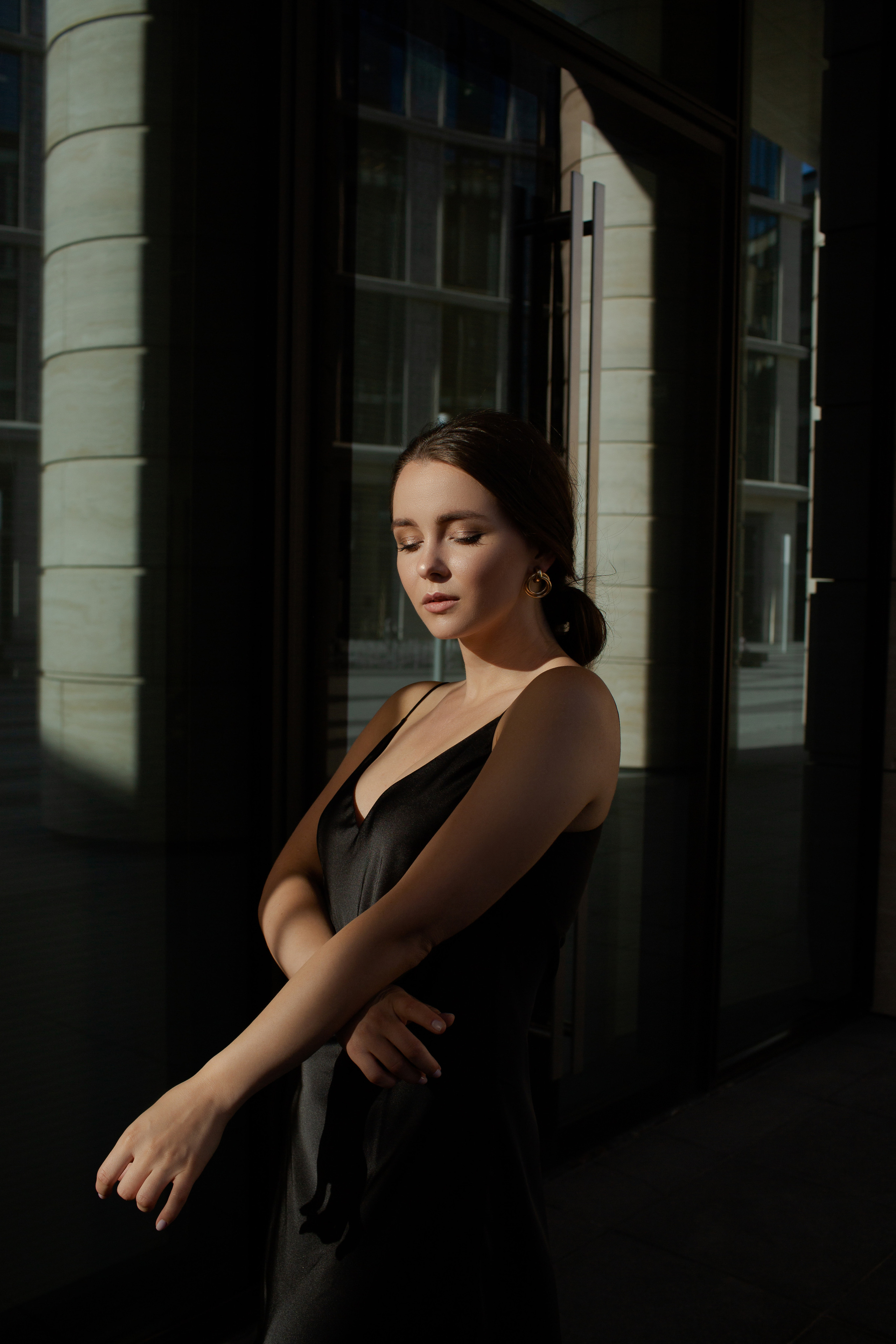 Streetstyle фотосессия девушки на фоне бизнес здания. Портретный фотограф в Санкт-Петербурге