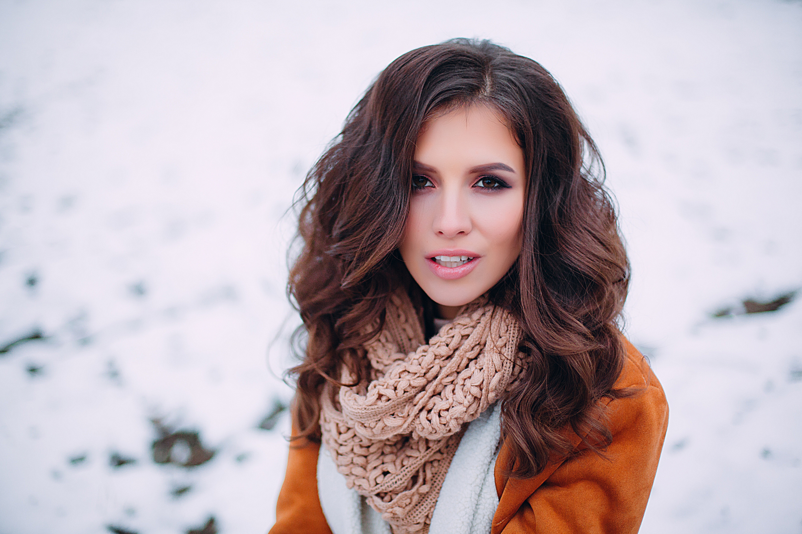 портрет брюнетки на фоне снега