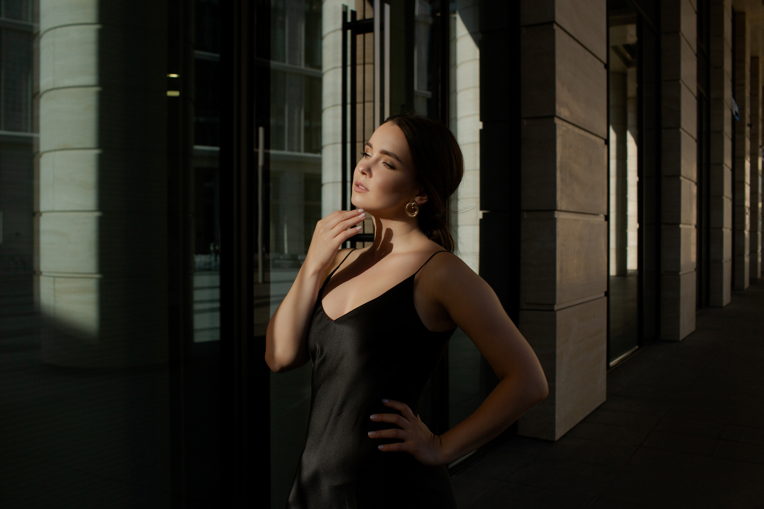 Streetstyle фотосессия девушки на фоне бизнес здания. Портретный фотограф в Санкт-Петербурге