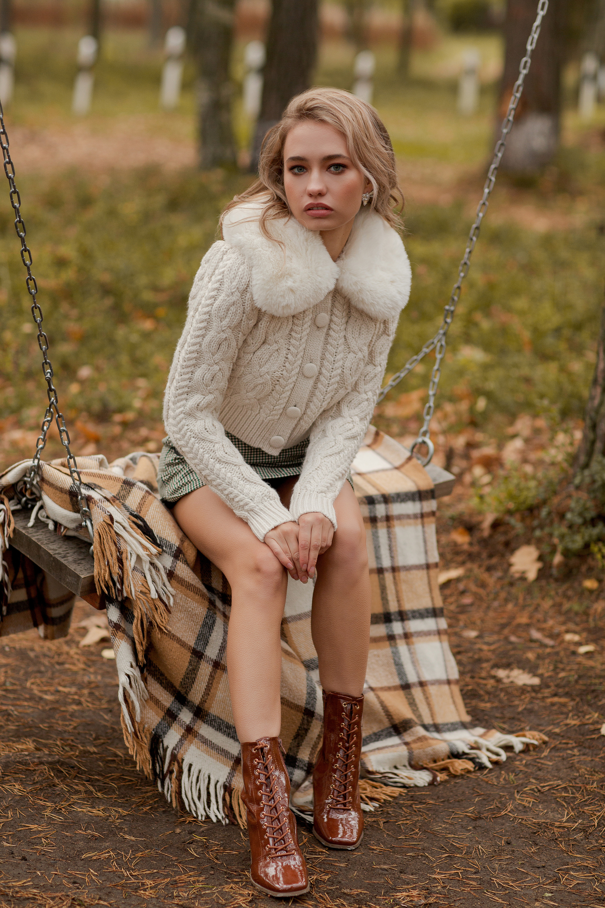 Стилизованная съемка модели в осеннем лесу и озера. Портретный фотограф в Санкт-Петербурге