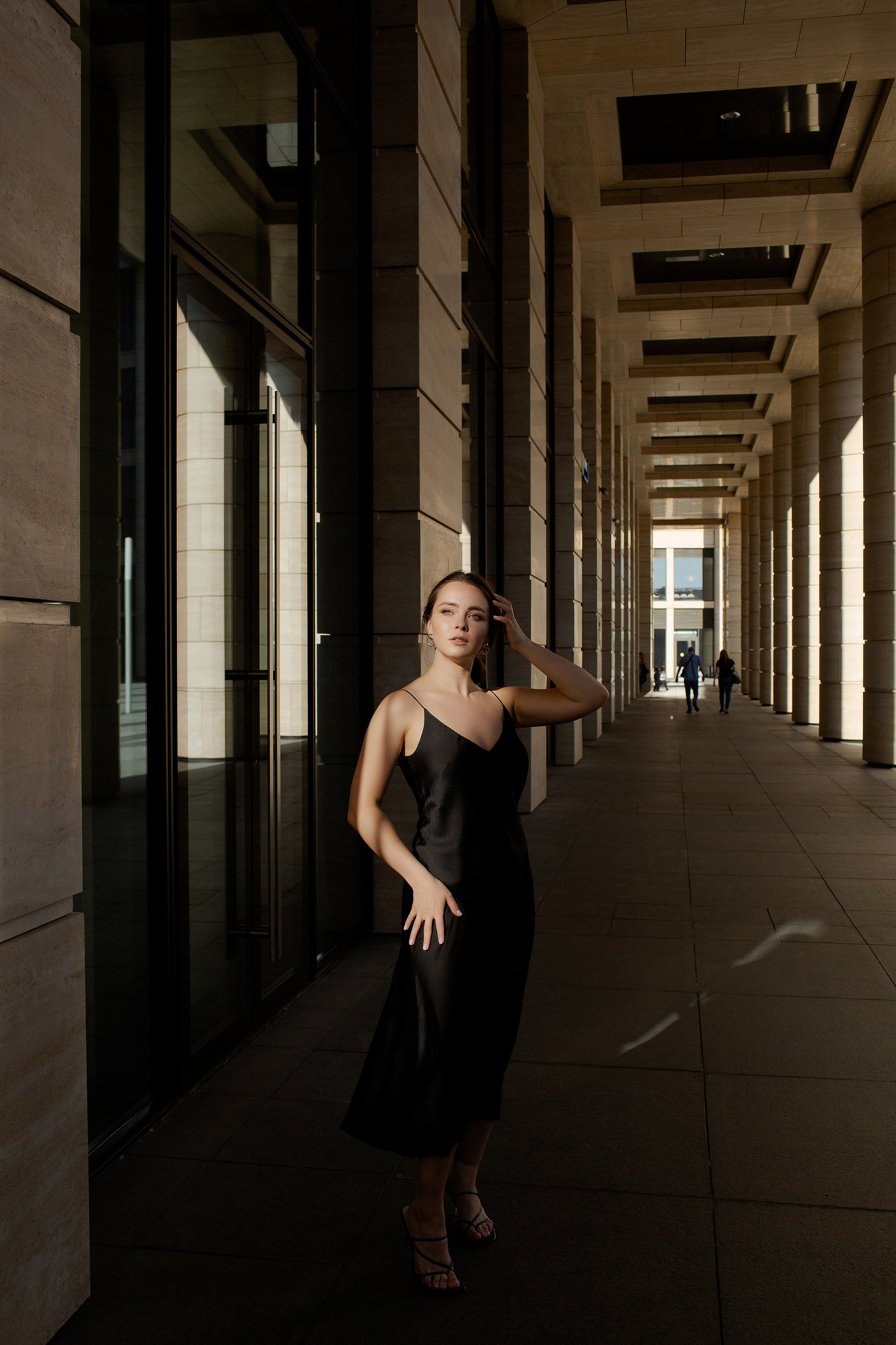 Streetstyle фотосессия девушки на фоне бизнес здания. Портретный фотограф в Санкт-Петербурге