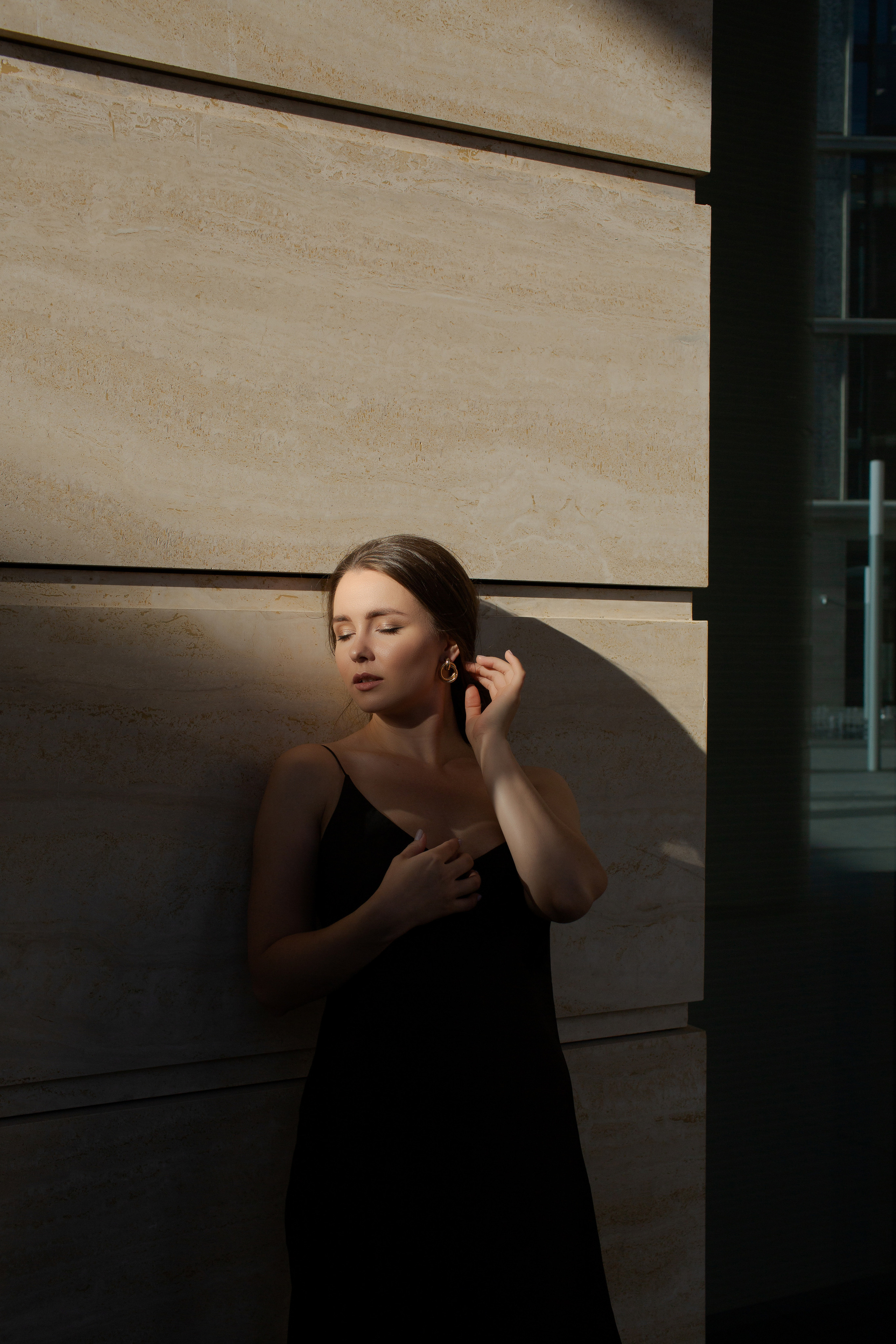 Streetstyle фотосессия девушки на фоне бизнес здания. Портретный фотограф в Санкт-Петербурге