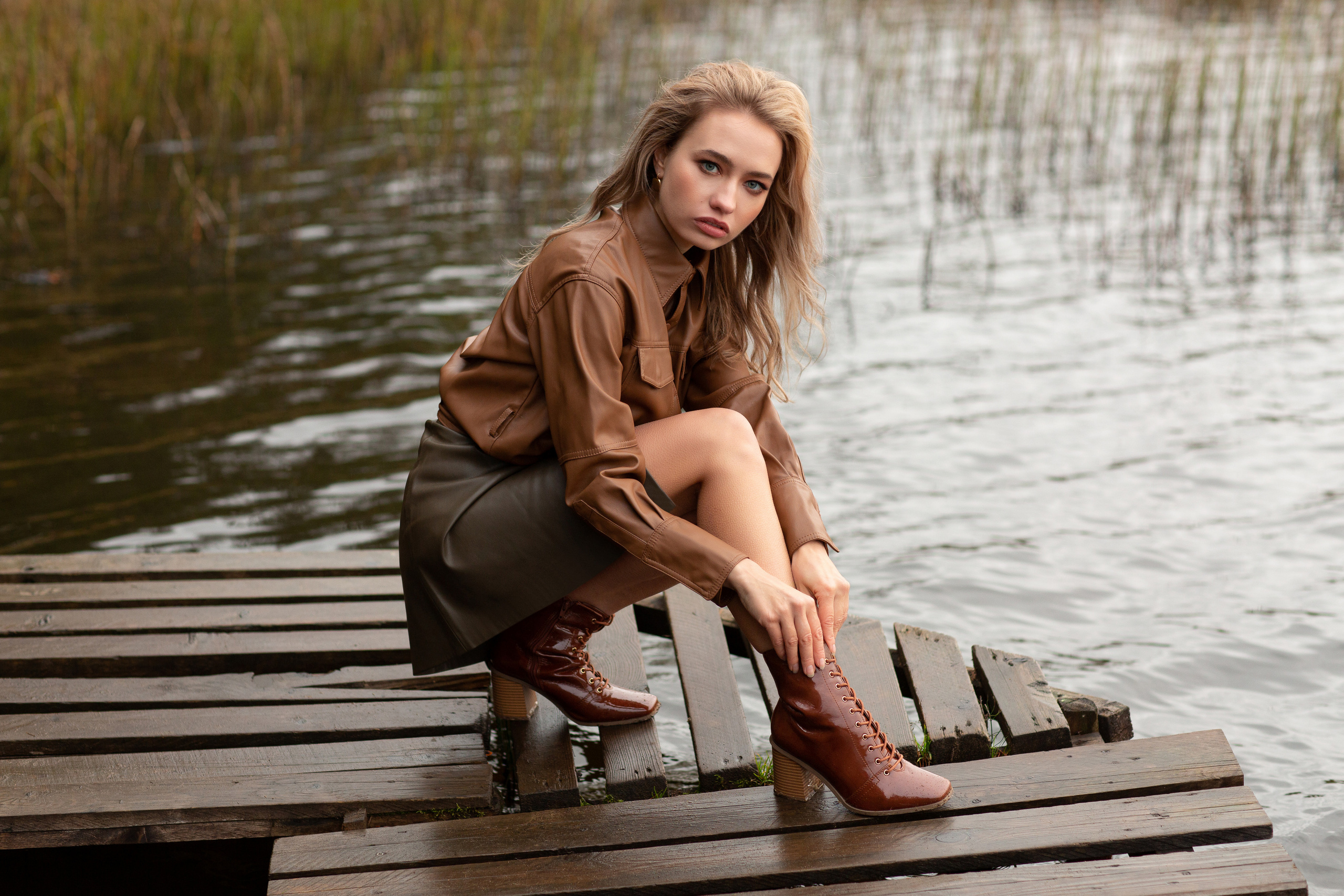 Стилизованная съемка модели в осеннем лесу и озера. Портретный фотограф в Санкт-Петербурге