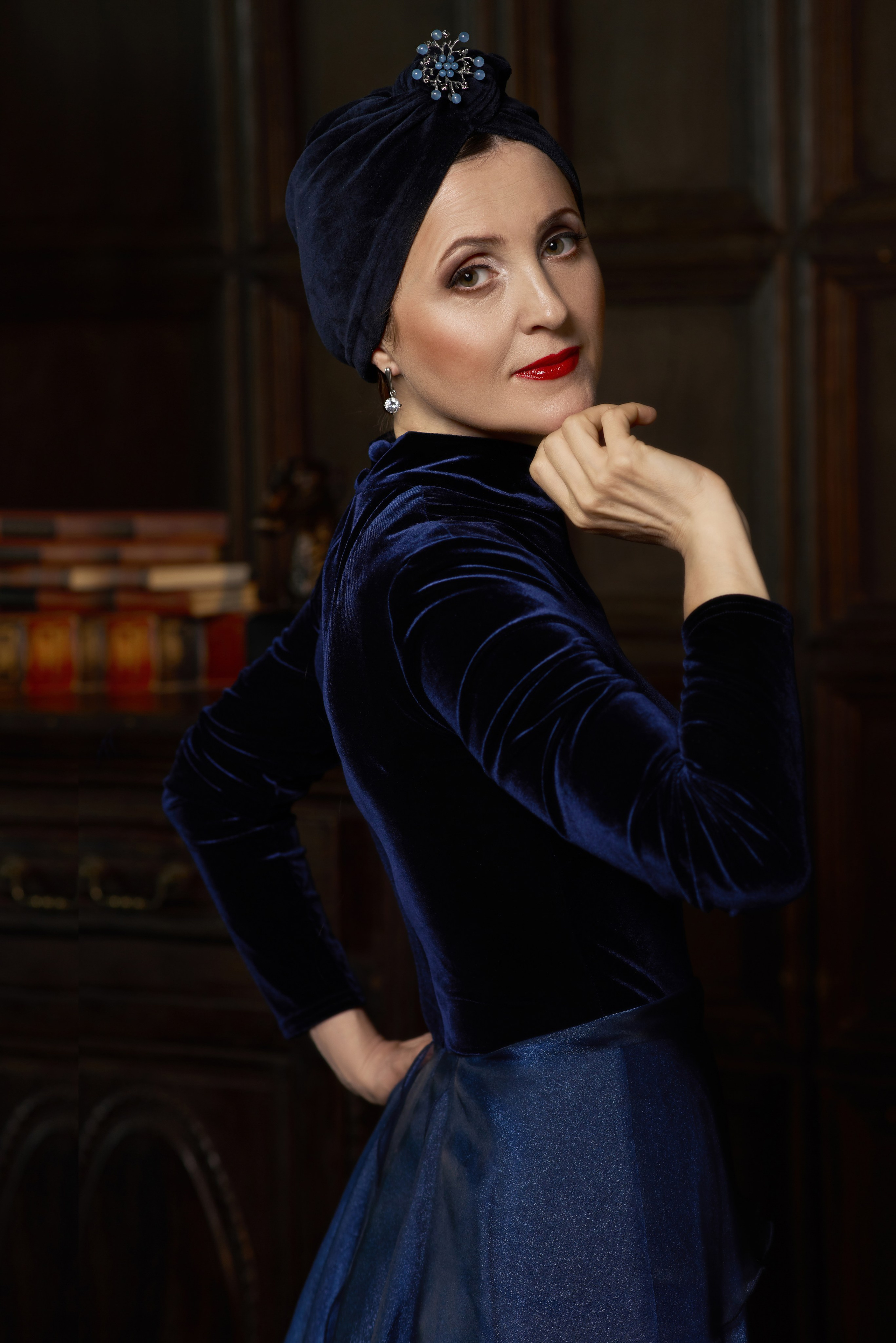 Фотосессия для женщины в стиле ретро в синем платье и тюрбане 