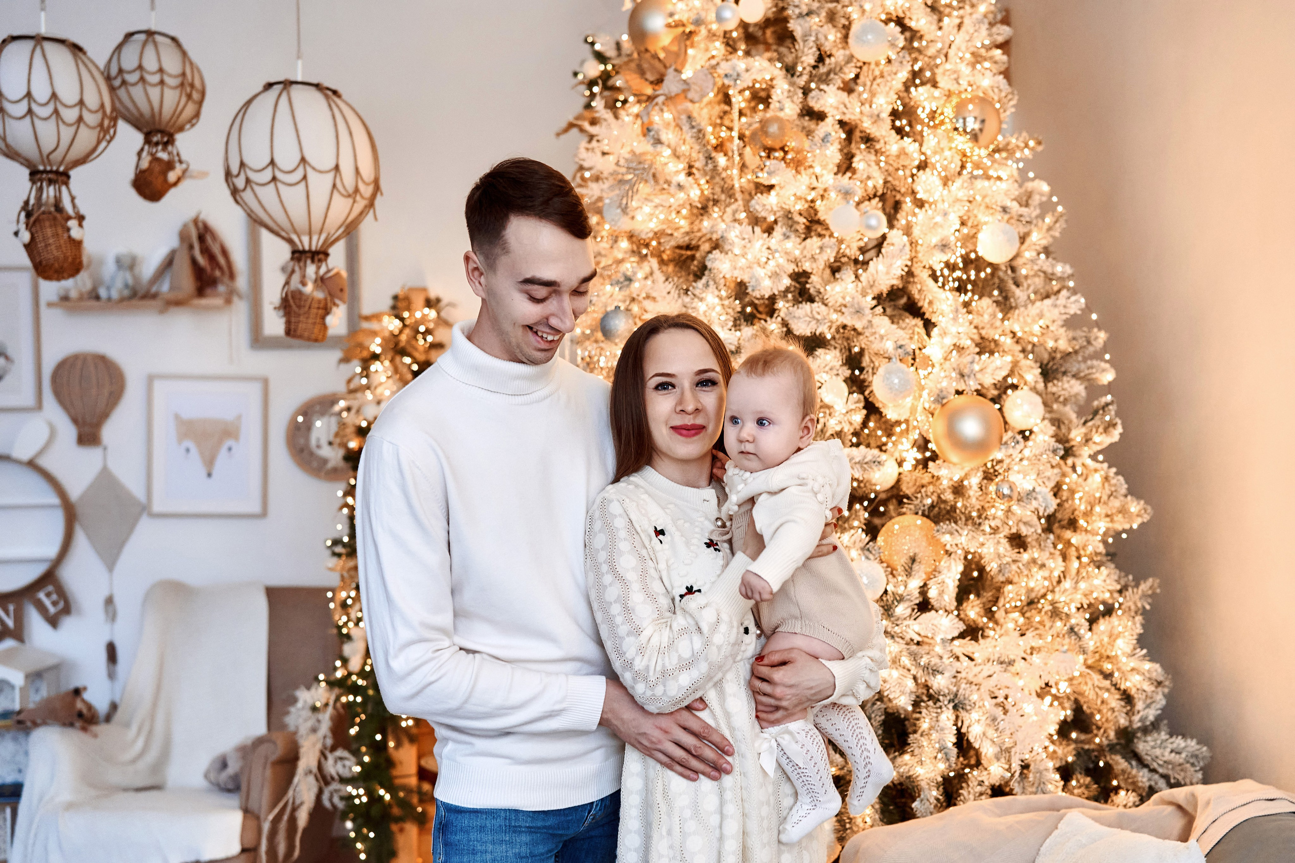 Новогодняя фотосессия в студии на фоне елки