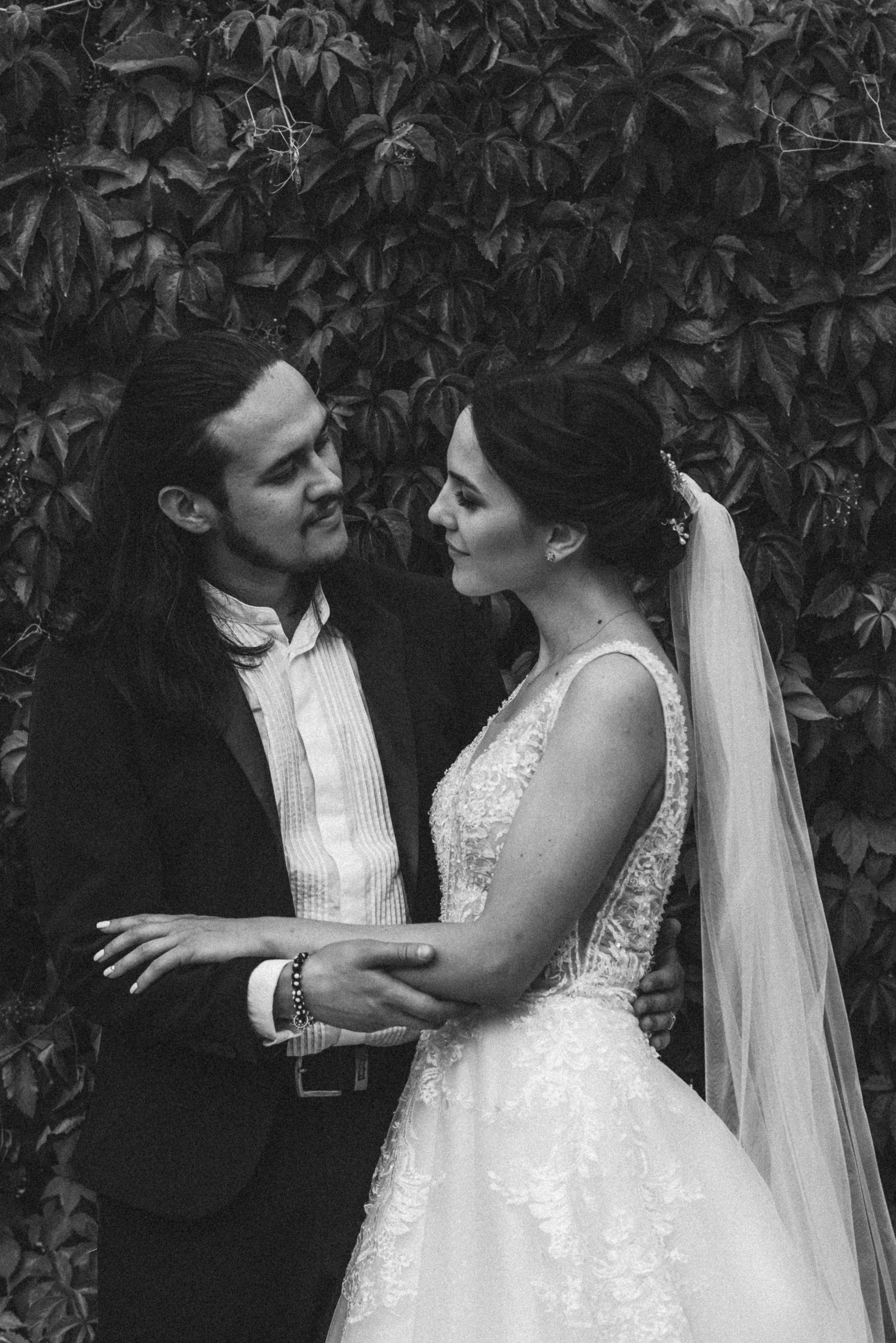 Черно-белый интимный портрет Никиты и Линды лицом к лицу. Глубокая связь и эстетика момента.