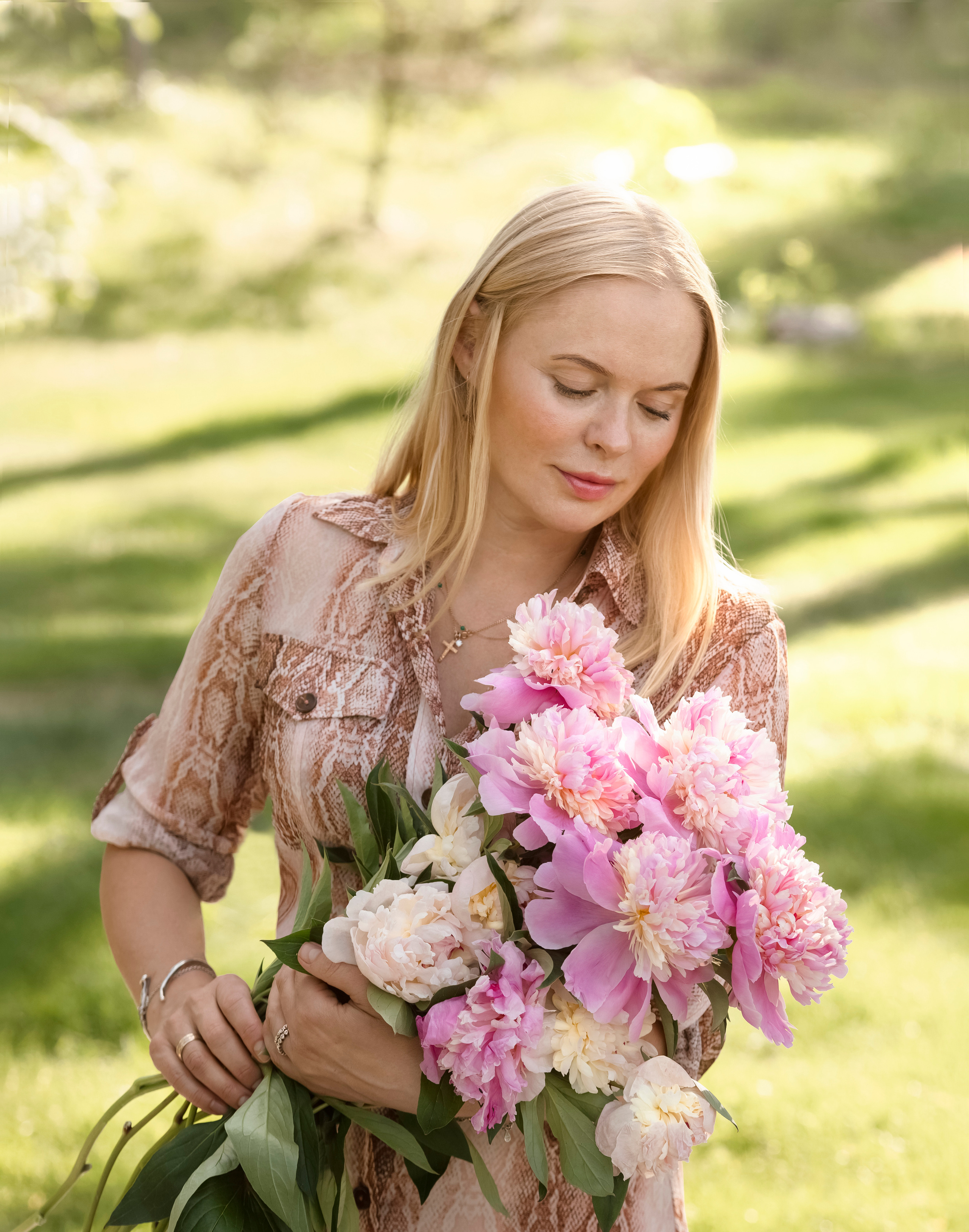 Женский портрет — Наташа с пионами. Алена Полозкова — семейный фотограф в Воронеже и Москве