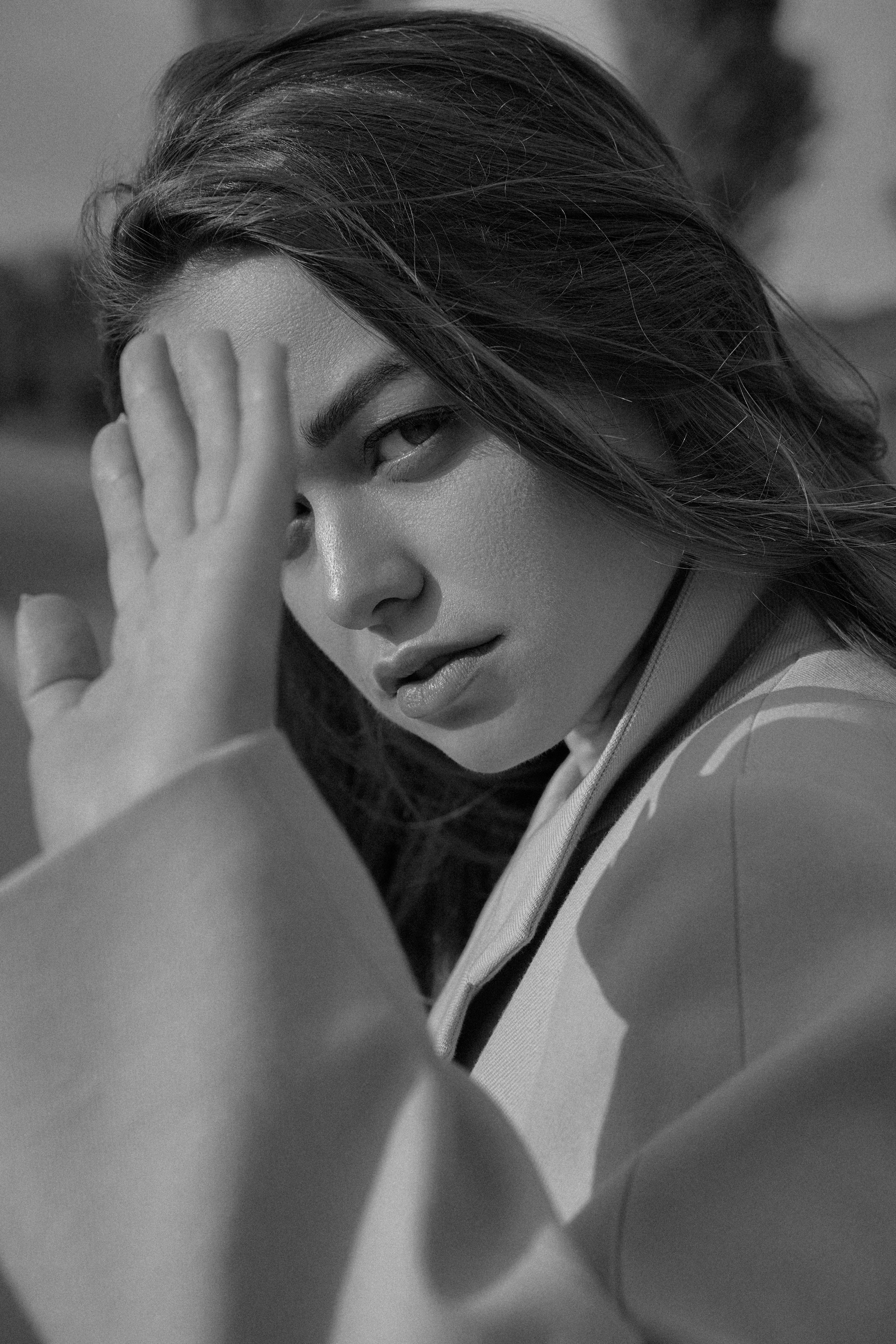 девушка закрывает рукой лицо, фотосессия, стильная фотосессия