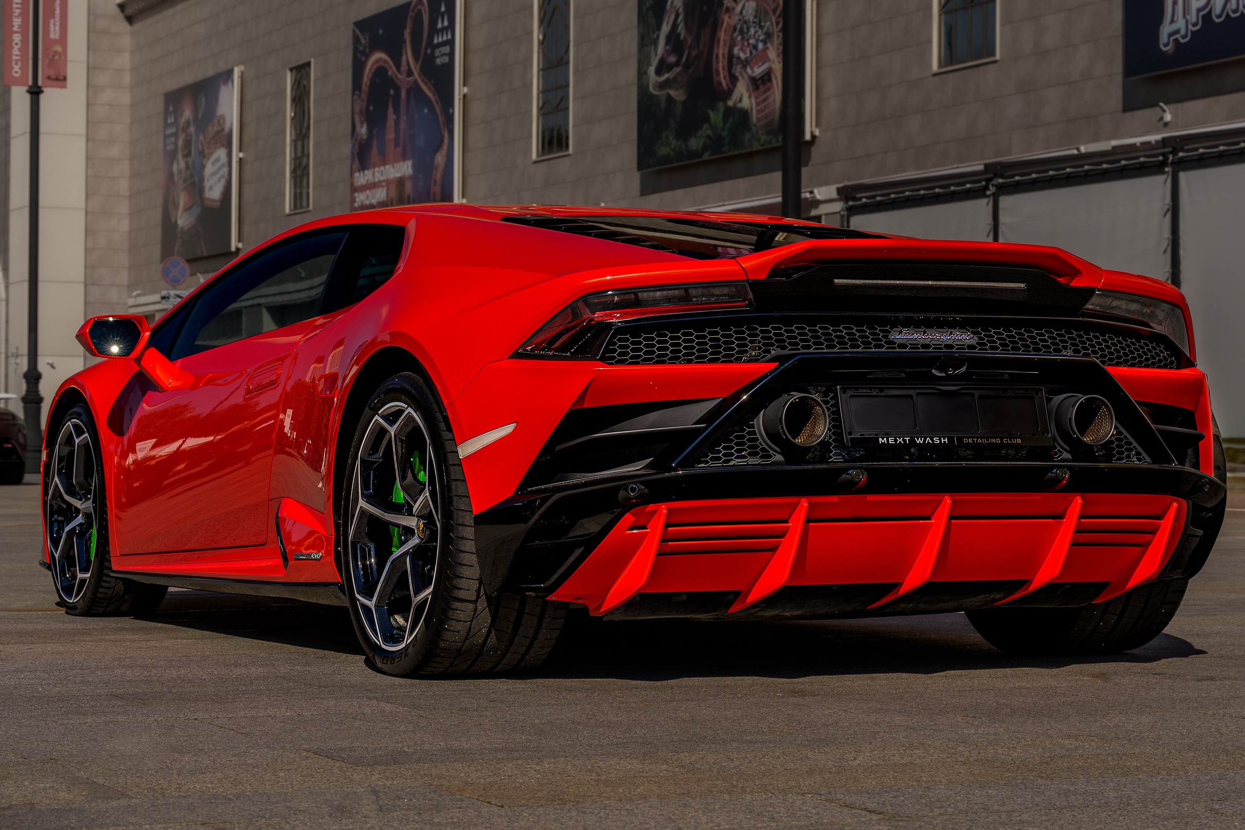 Lamborghini Huracán EVO, задний трёхчетвертной ракурс с диффузором