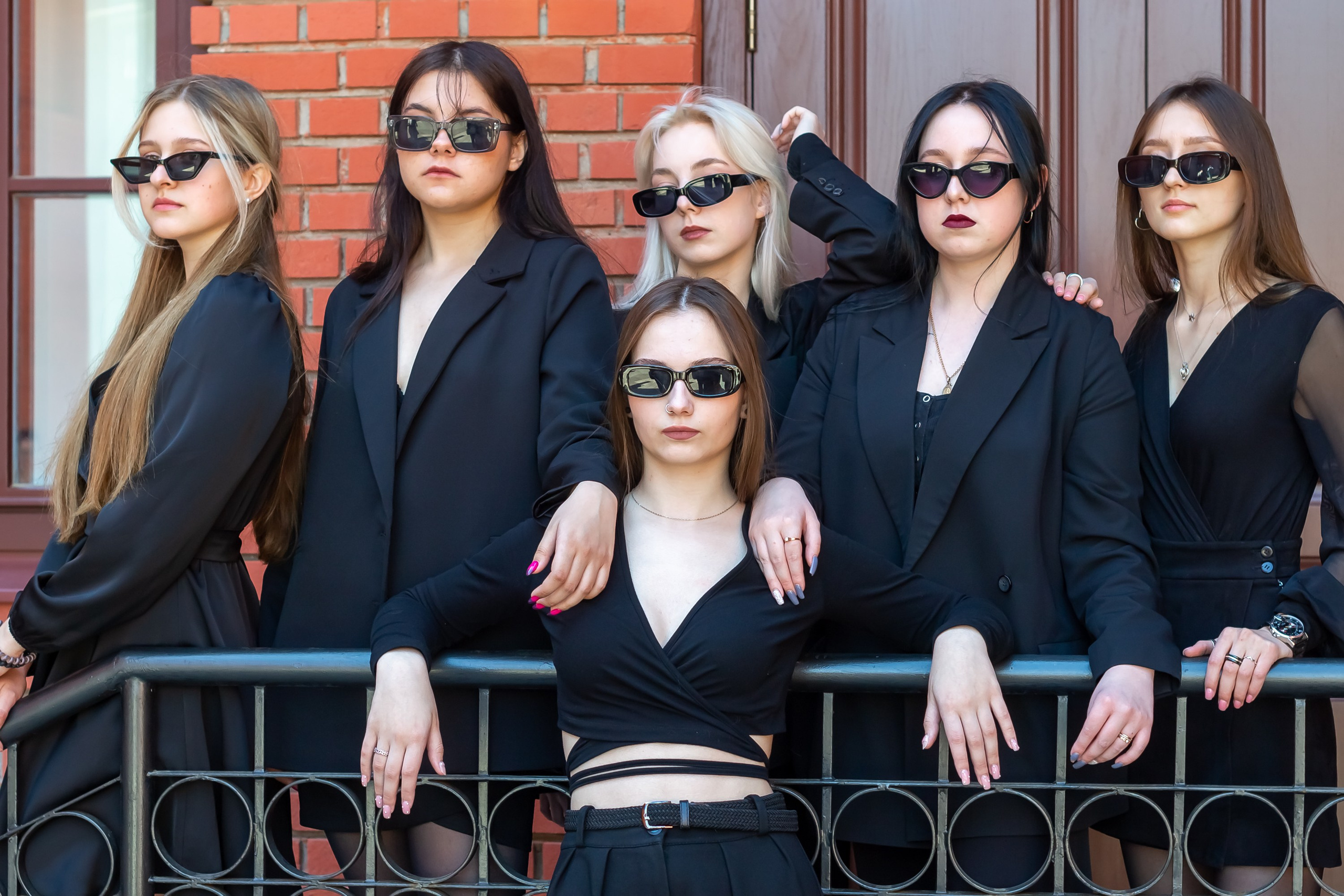 Школьный альбом девочки в черном.