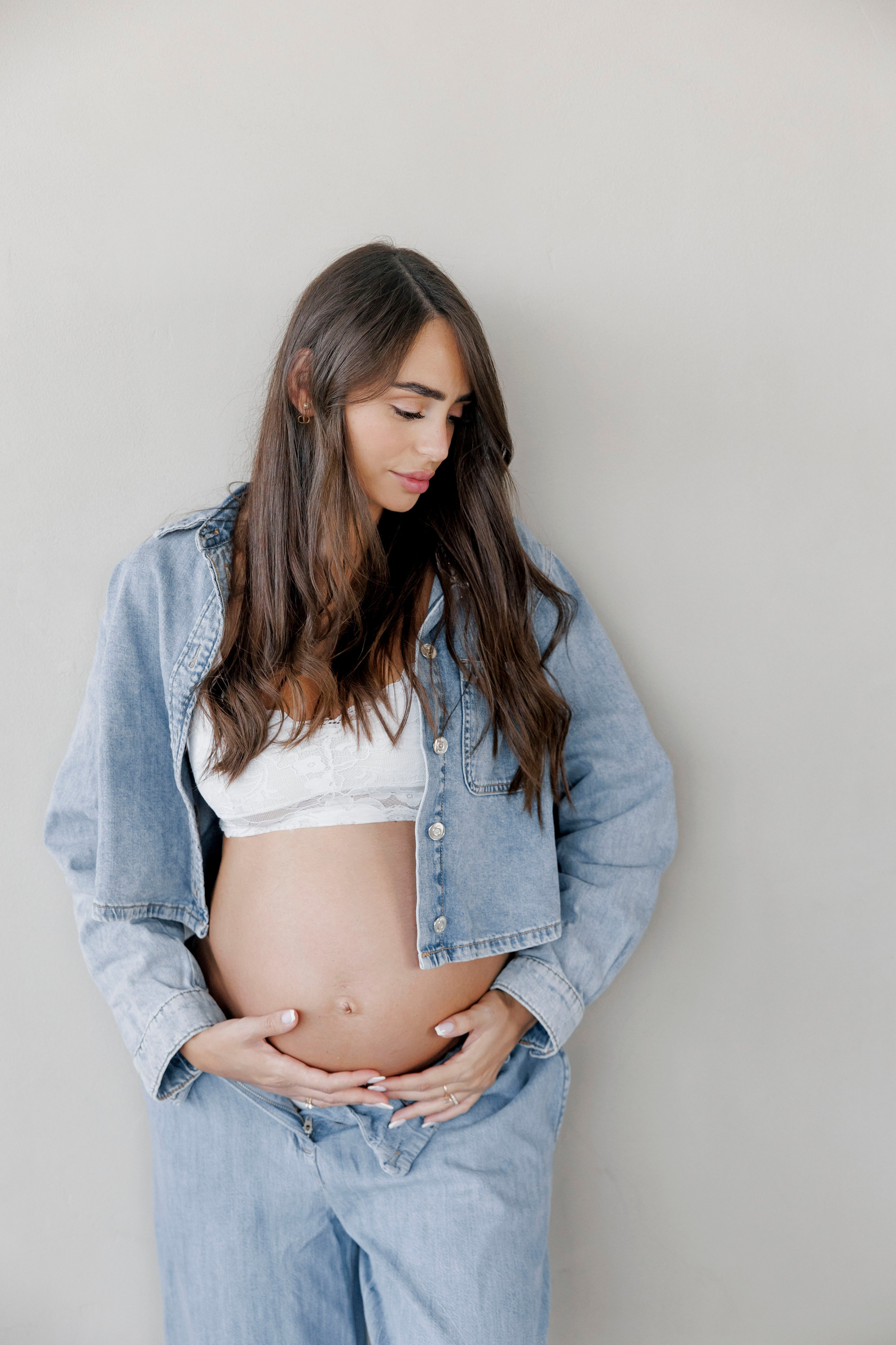 Pregnancy photoshoot inside the studio in Tel Aviv. Главная