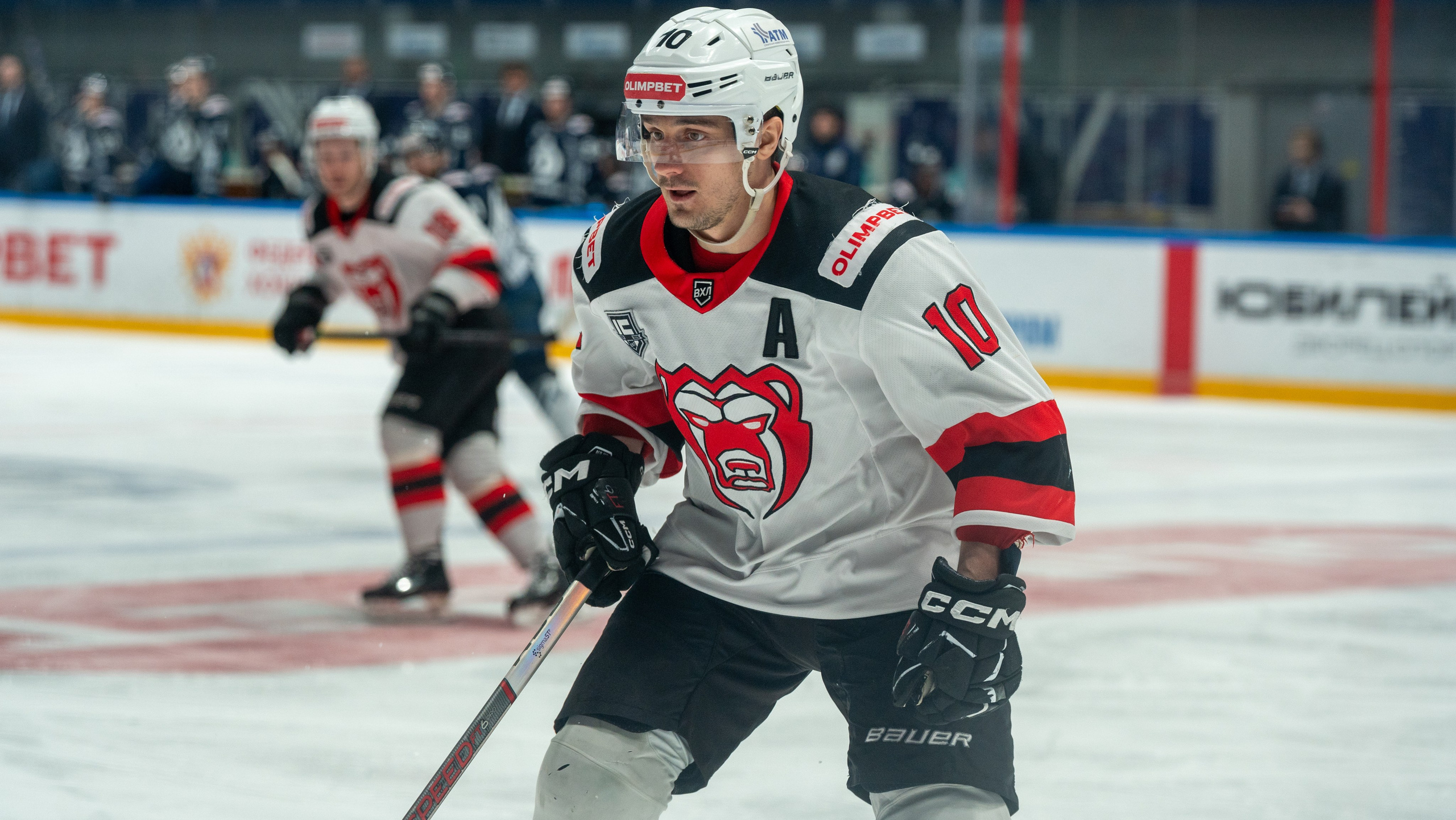 Хоккеист «Молота» в атаке на матче с «Динамо» в Санкт-Петербурге. Спортивная фотосъёмка, репортажный стиль, эмоции игры.