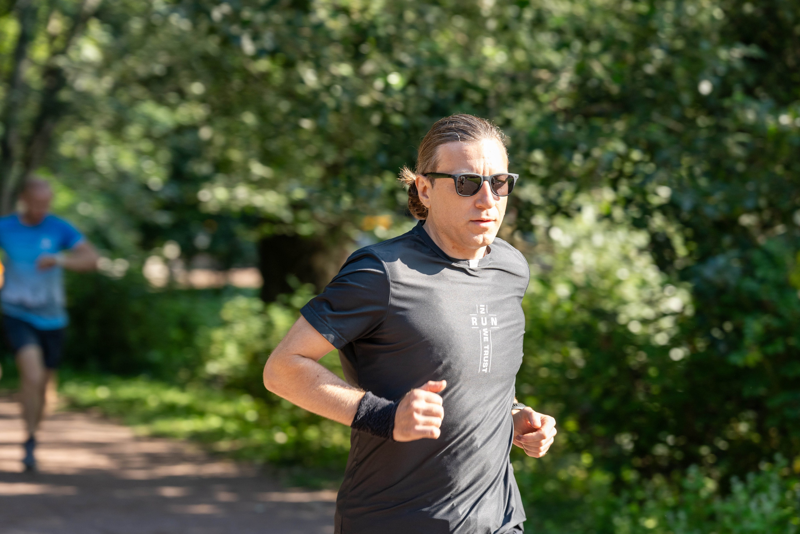 Участник еженедельного забега «5 вёрст» в Московском парке Победы