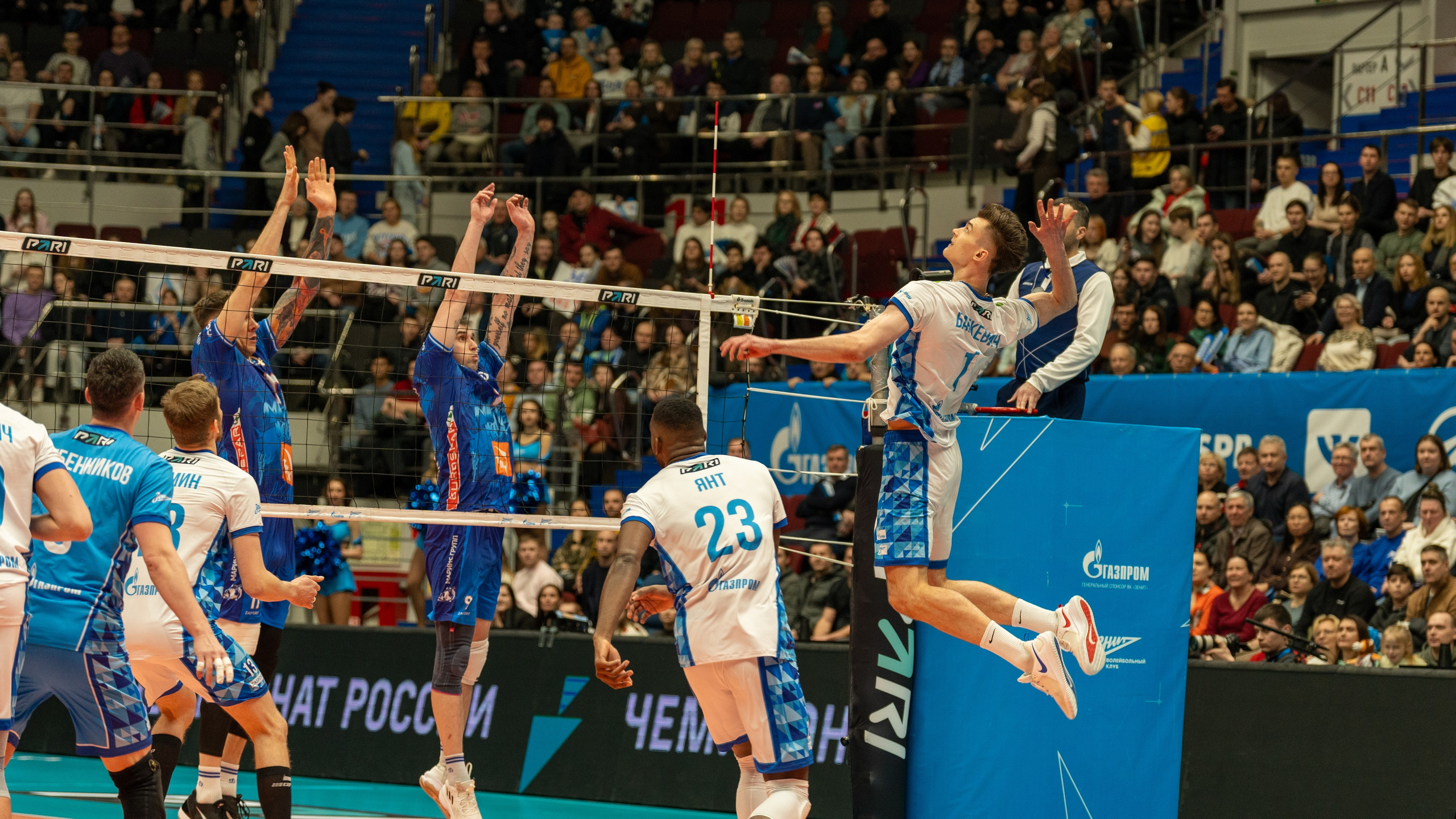 Мощная атака «Зенита» в прыжке — динамичный волейбол в Санкт-Петербурге, спортивная фотосъёмка, репортаж, эмоции СПб.