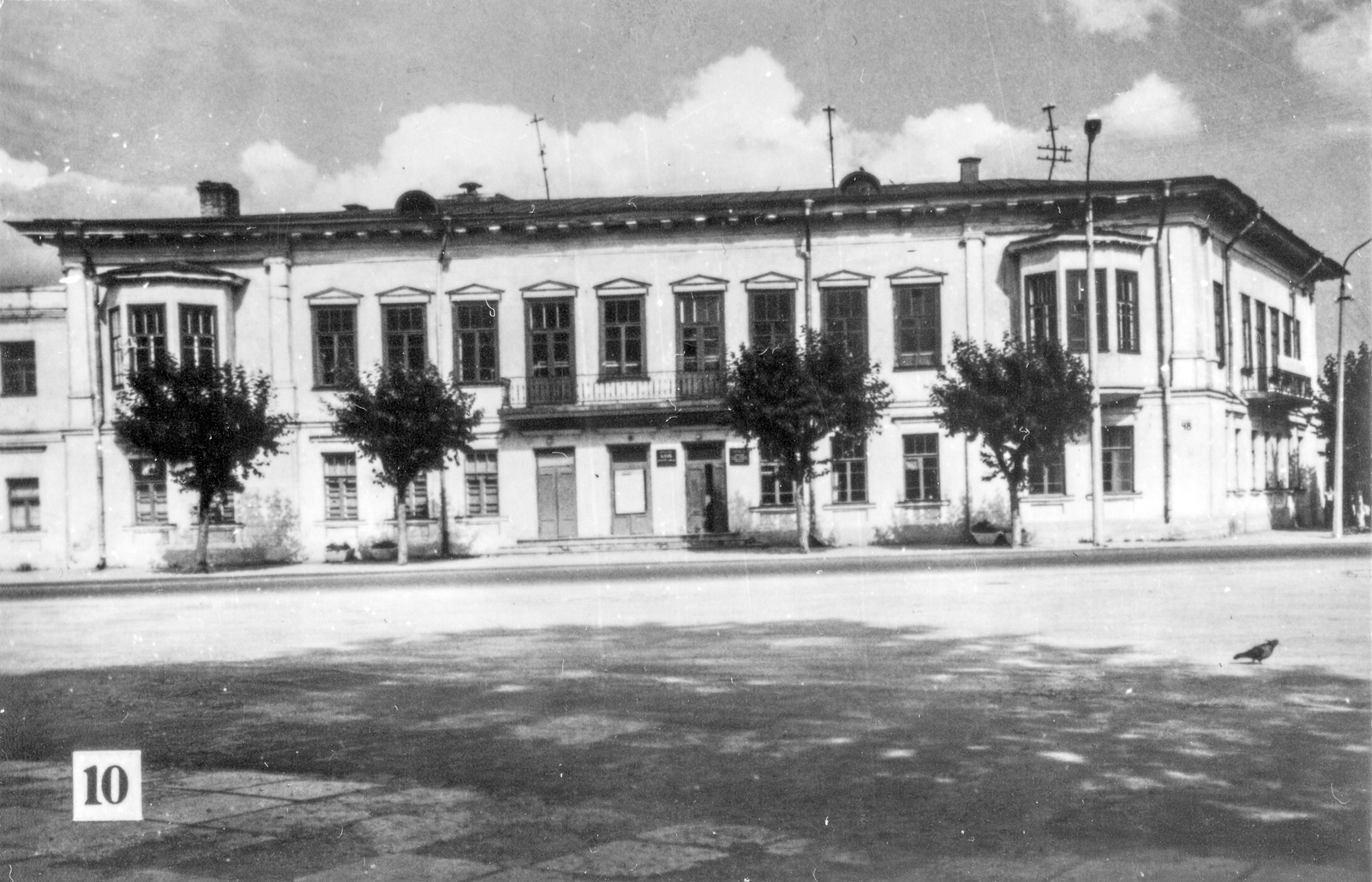 10.	Клуб им. Парижской коммуны. (Бывшая гостиница Пожарского. Здесь проездом останавливался А. С. Пушкин)