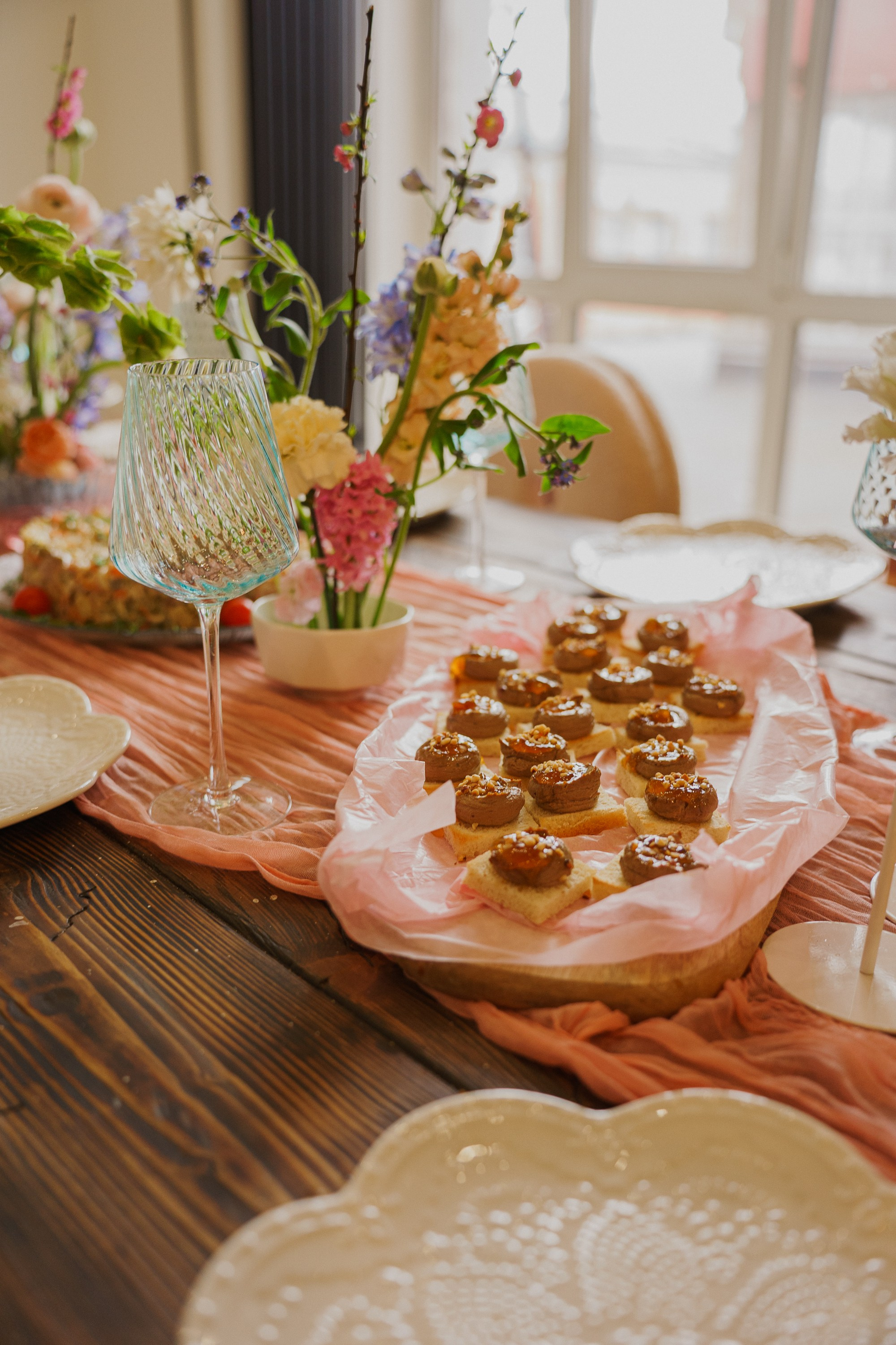 ВЕСЕННИЙ БРАНЧ. Женский портрет