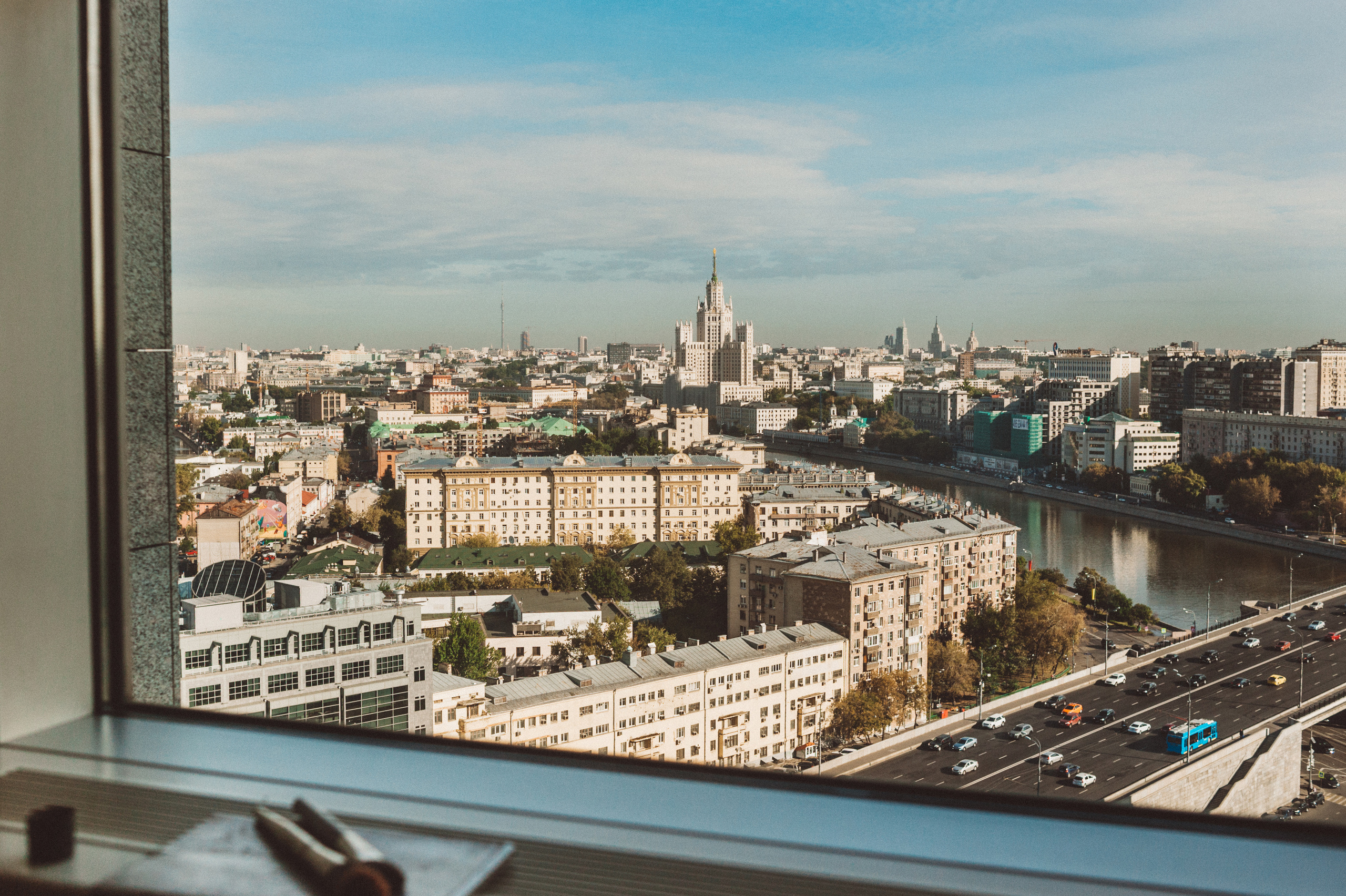 Свадебная фотосессия в Свиссотель Красные Холмы и Ботаническом саду. Семейный фотограф в Москве Елена Снегирева